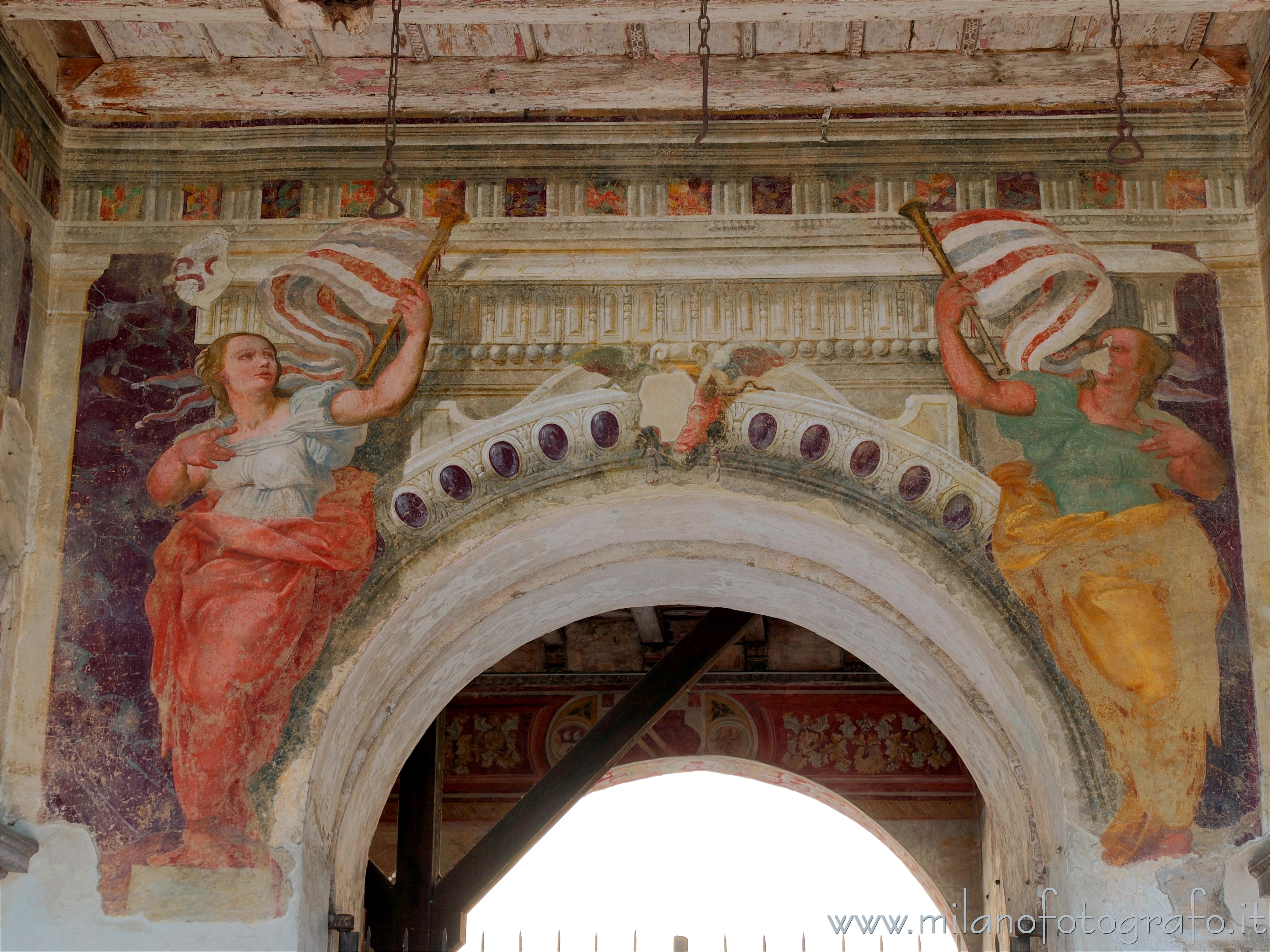 Cavernago (Bergamo): Affresco di donne con vessilli nell'androne del Castello di Malpaga - Cavernago (Bergamo)