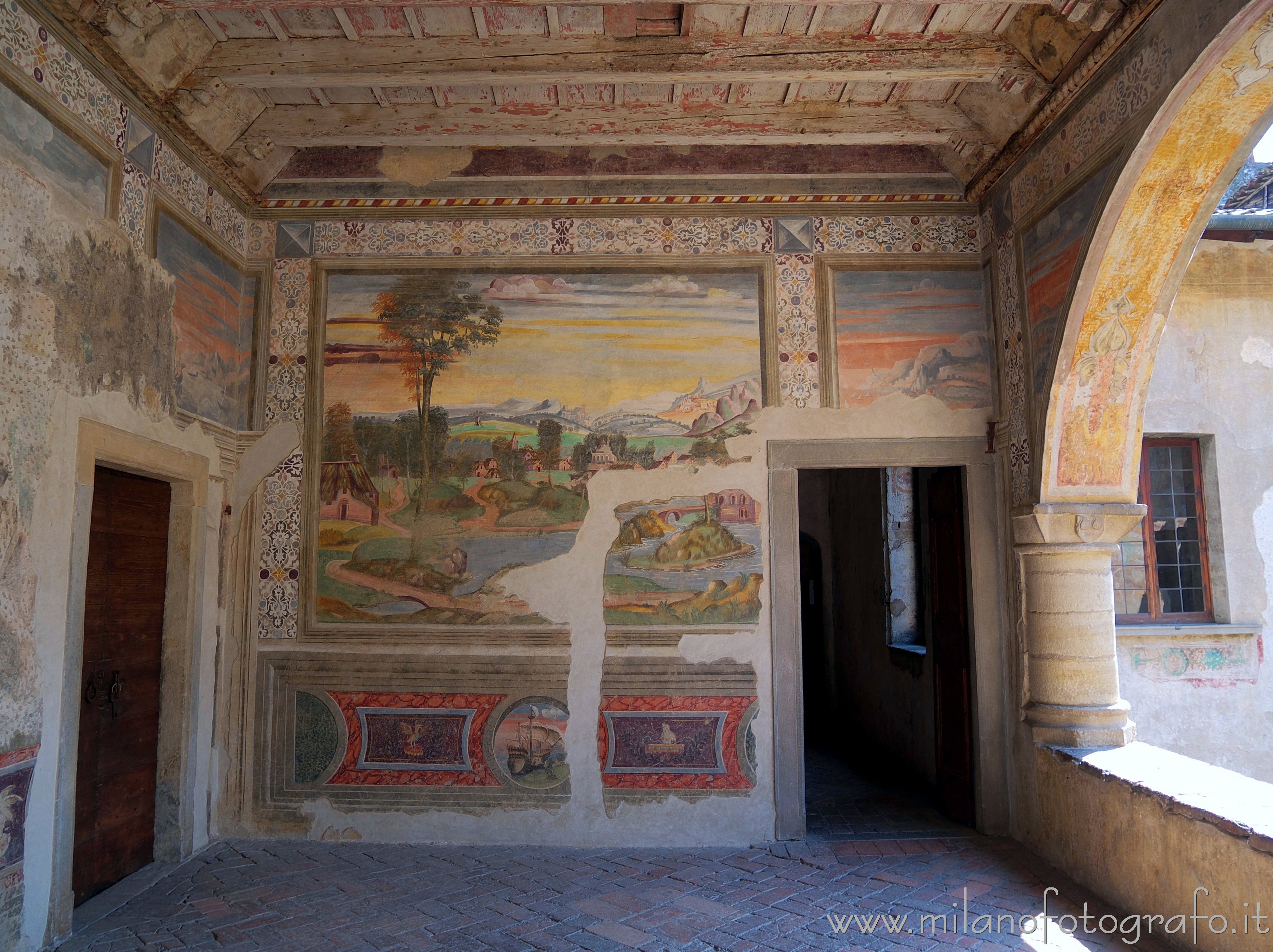 Cavernago (Bergamo, Italy): Frescoed loggia in the Castle of Malpaga - Cavernago (Bergamo, Italy)