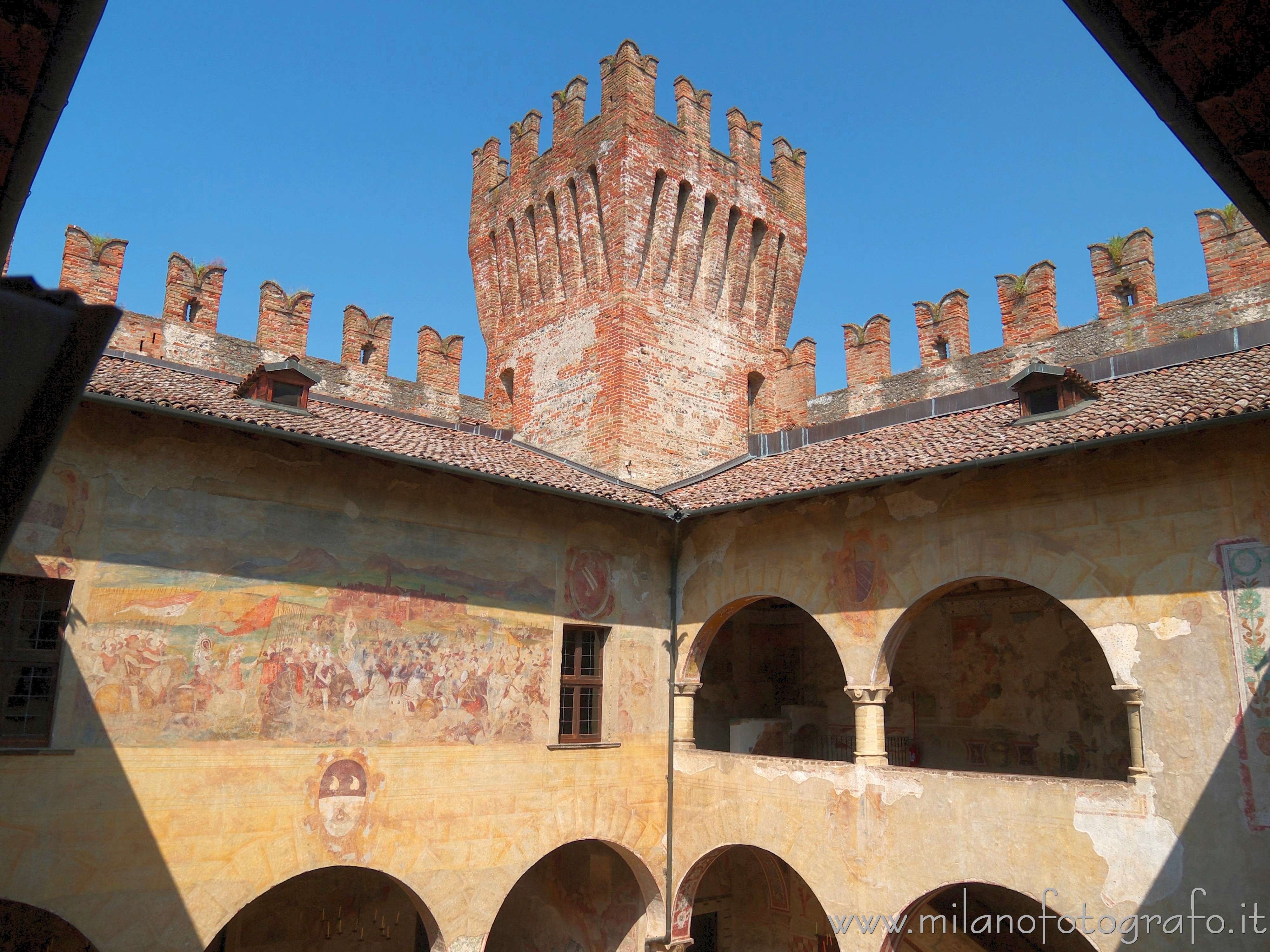 Cavernago (Bergamo, Italy): Court of the Castle of Malpaga - Cavernago (Bergamo, Italy)