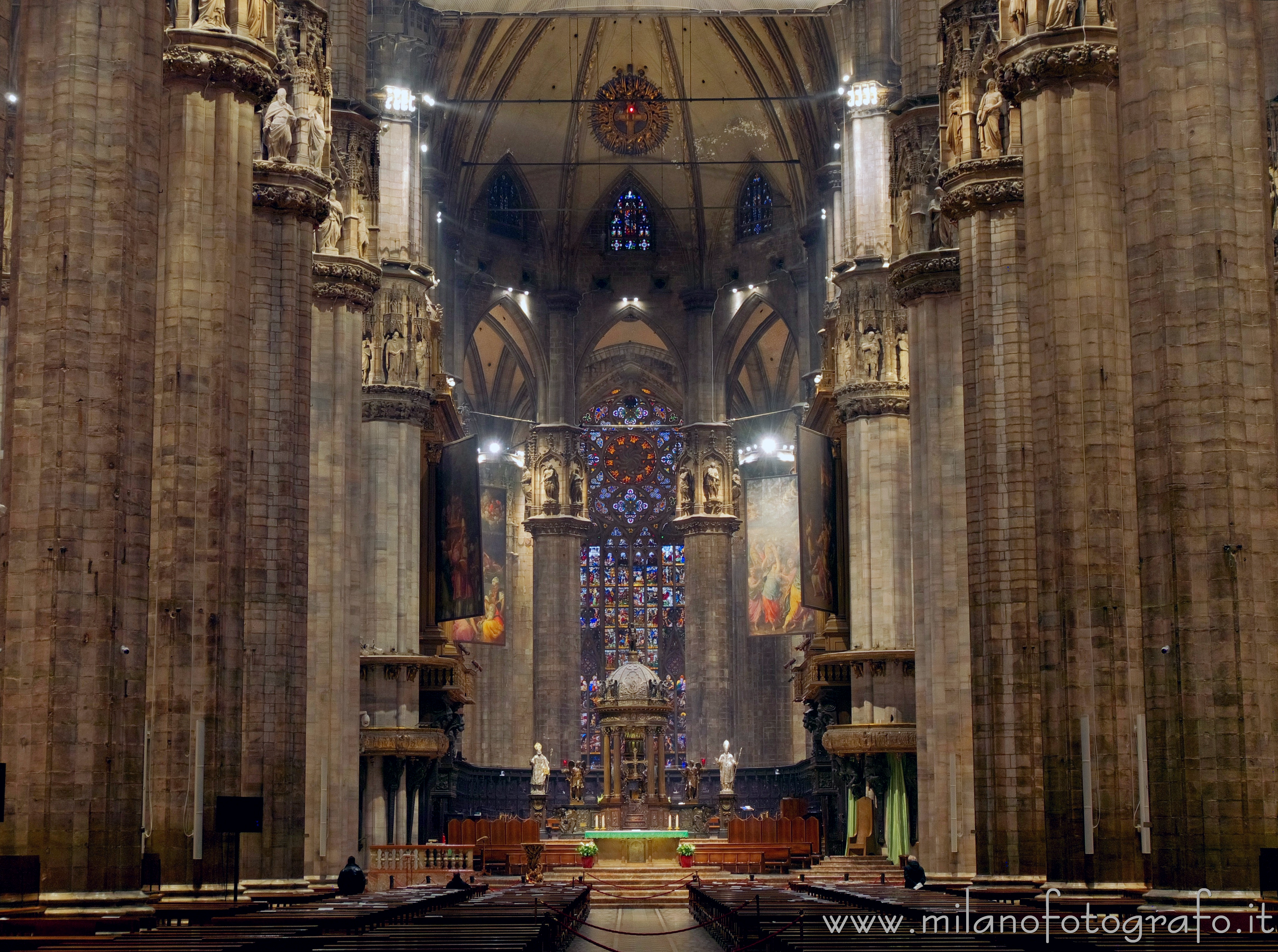 Milano: Fondo della navata centrale del Duomo - Milano