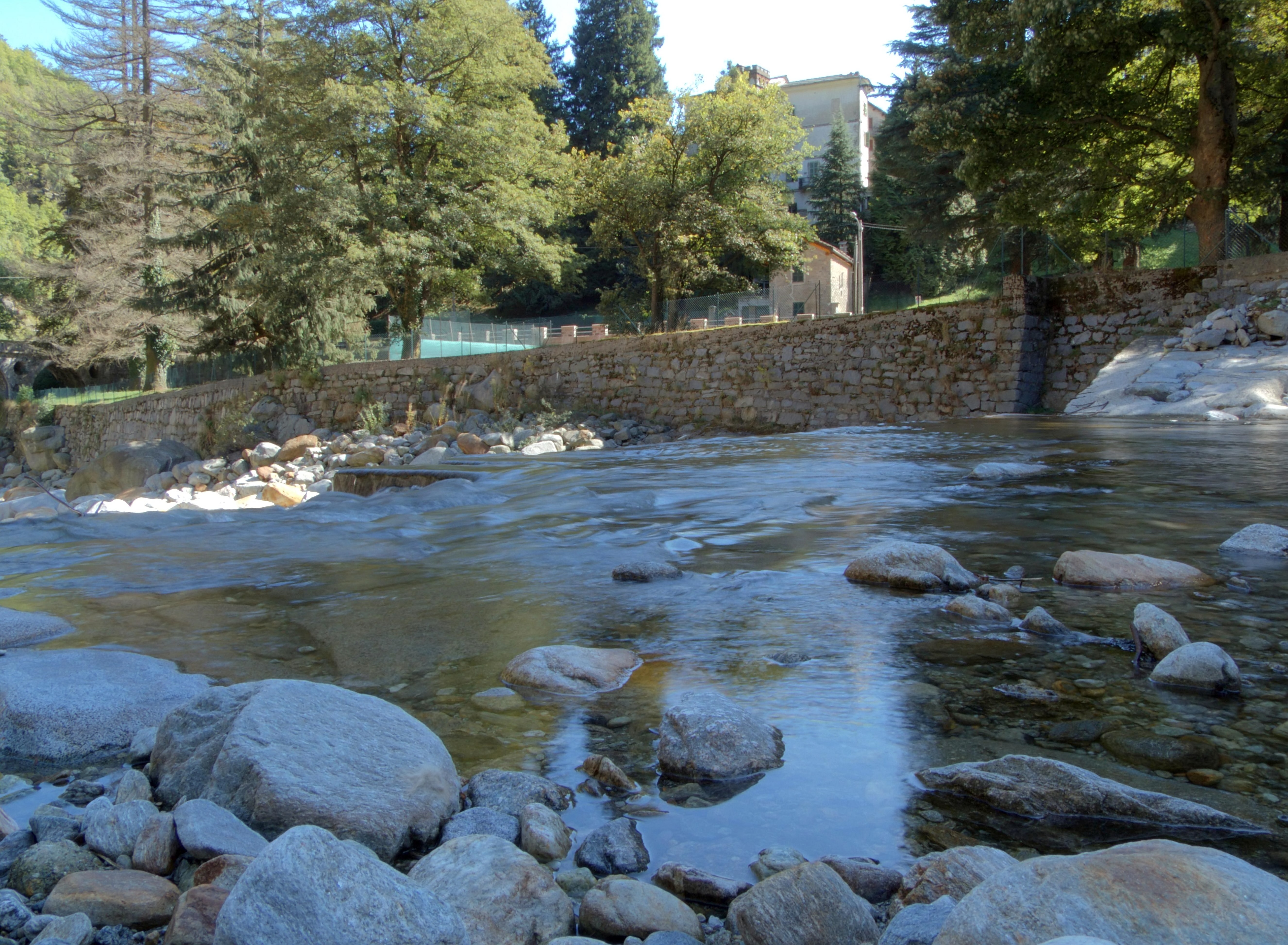 Rosazza (Biella, Italy): The river Cervo, flowing along the street - Rosazza (Biella, Italy)