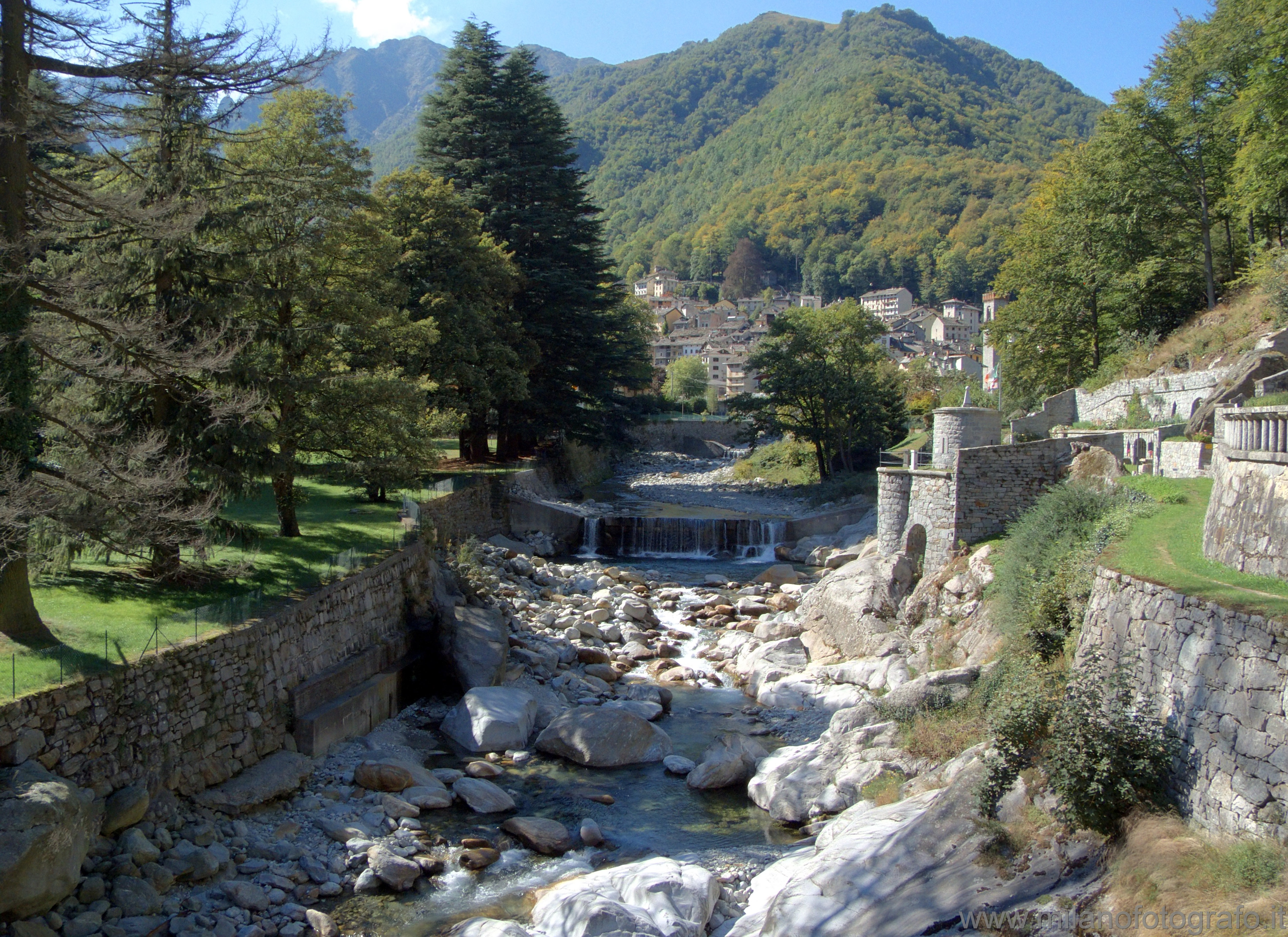 Rosazza (Biella, Italy): The town seen from the cemetery bridge - Rosazza (Biella, Italy)