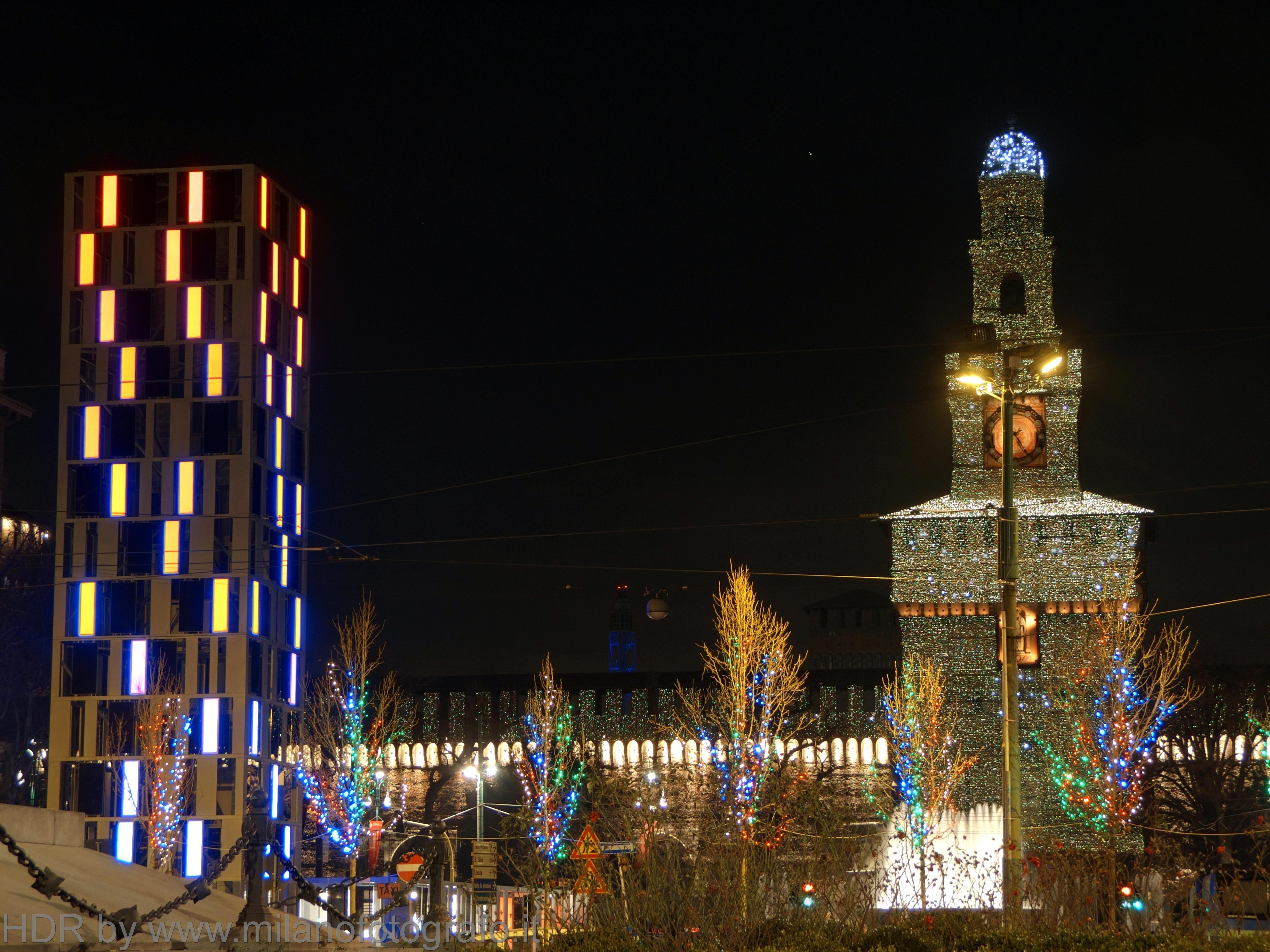 Milano: Castello e piazza Cairoli decorati per il Natale - Milano