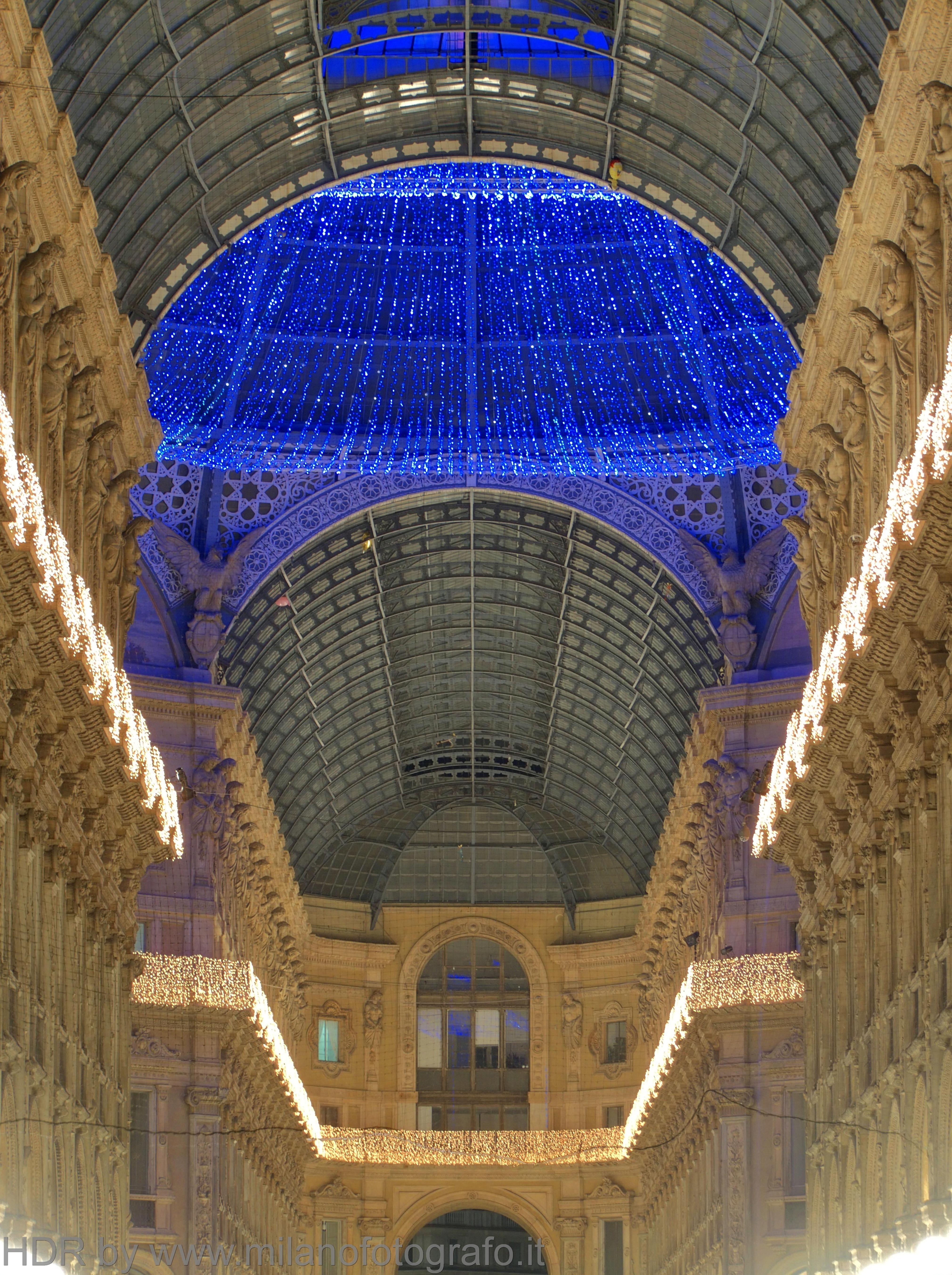 Milano: La cupola della Galleria decorata per il Natale - Milano