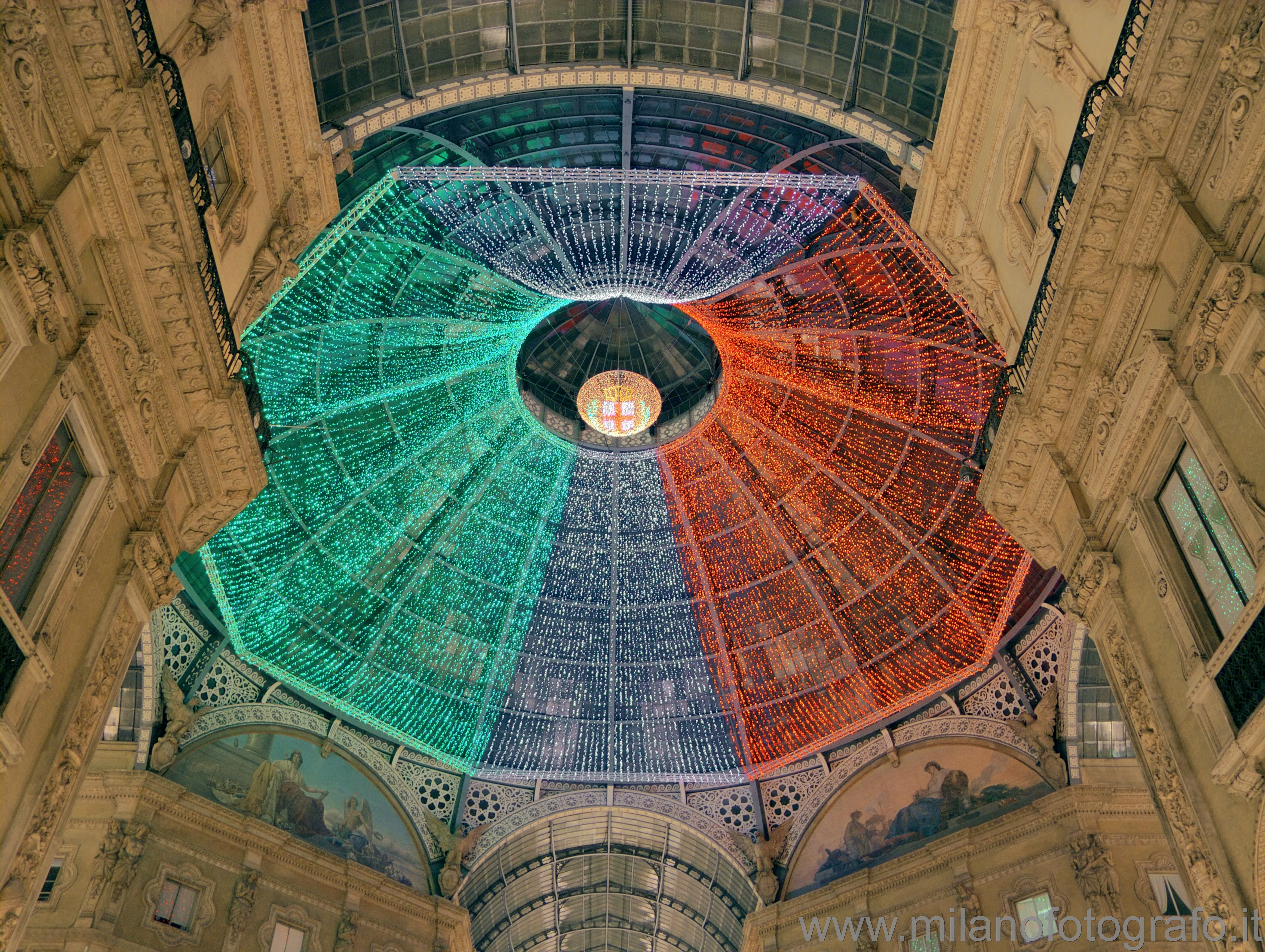 Milano: Cupola della Galleria decorata con i colori della bandiera italiana - Milano