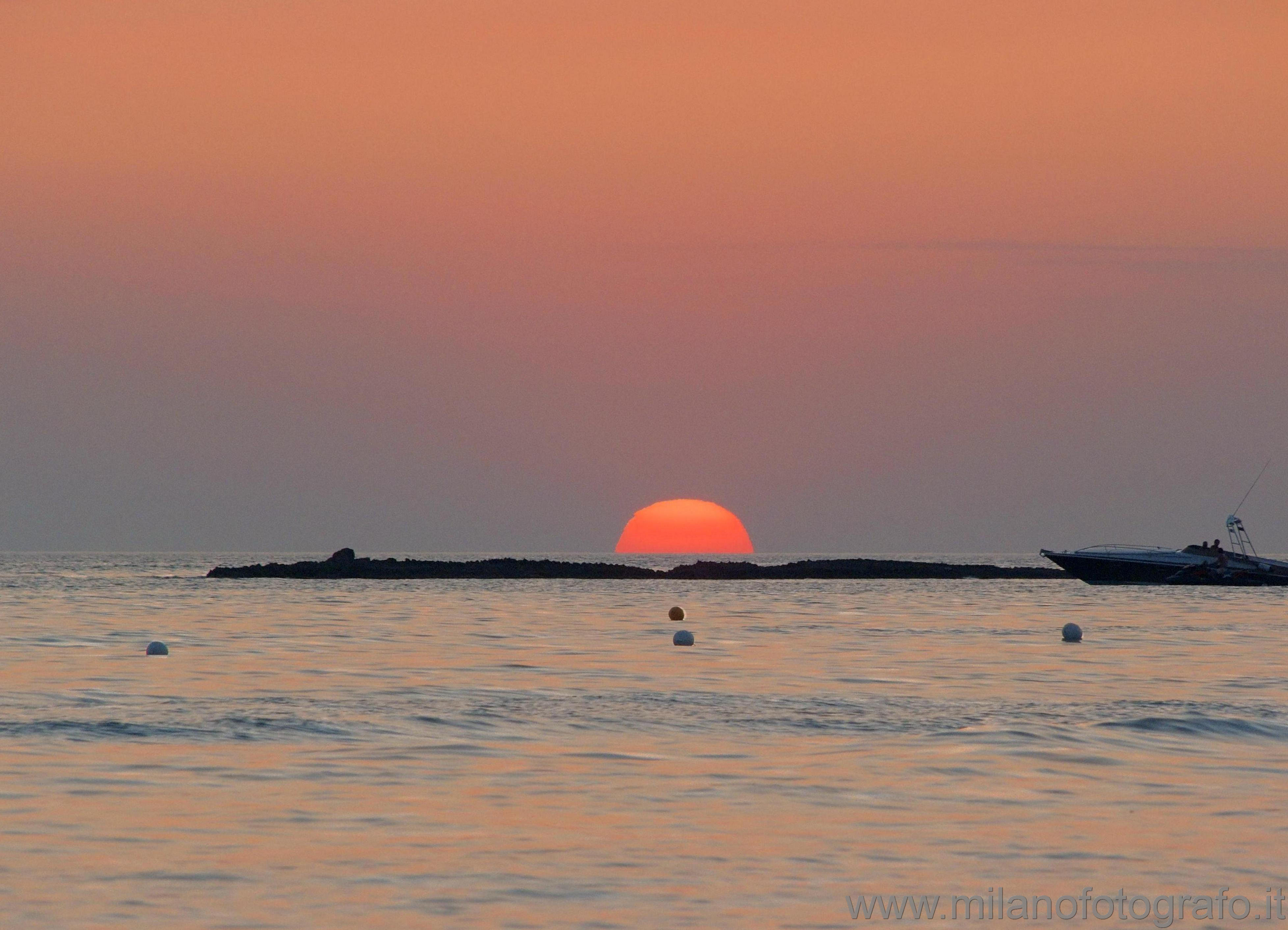 Torre San Giovanni (Lecce): Tramonto dietro uno scoglio - Torre San Giovanni (Lecce)