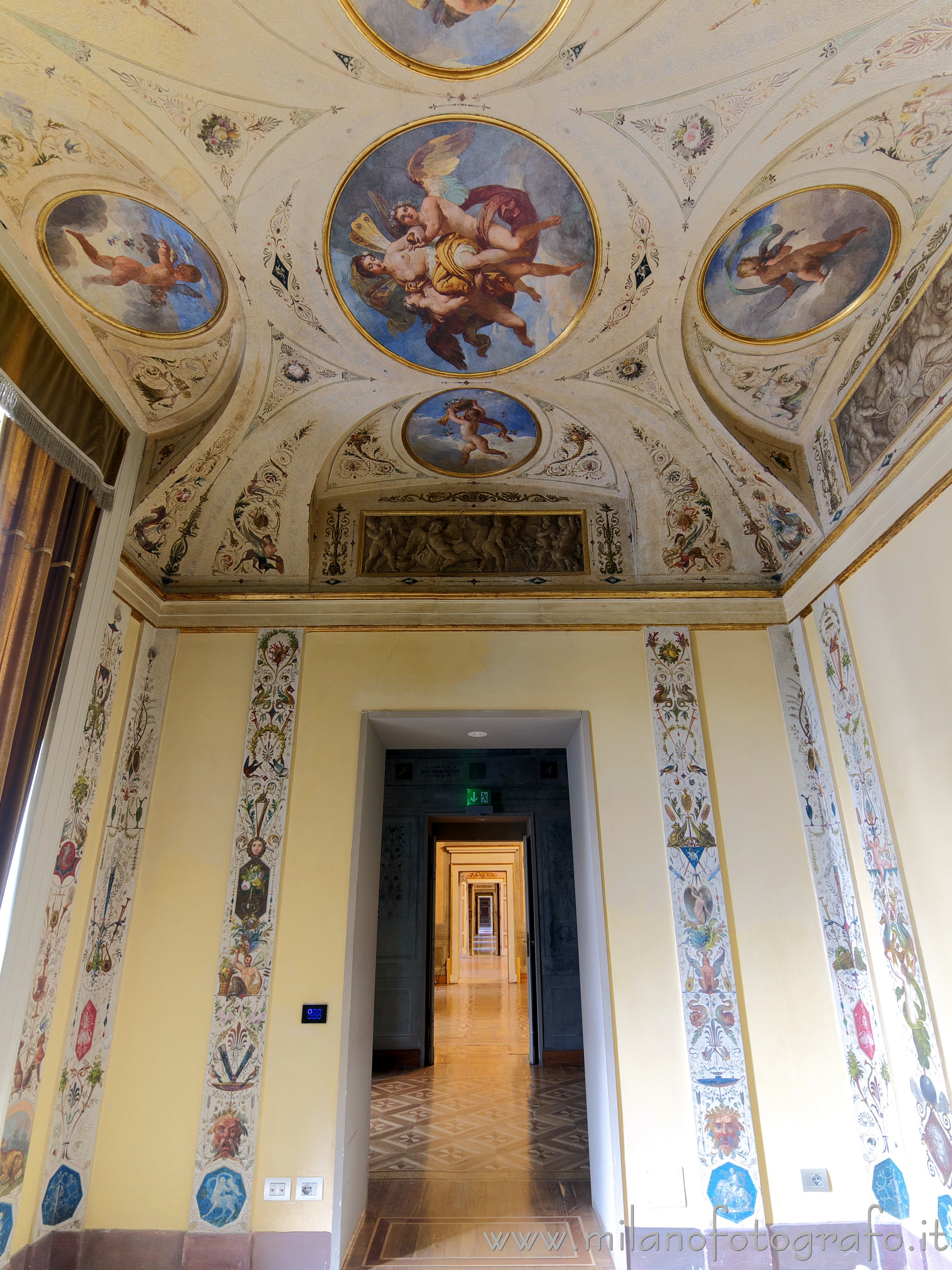 Milano: Fila di porte in Palazzo Serbelloni guardando dal secondo boudoir - Milano