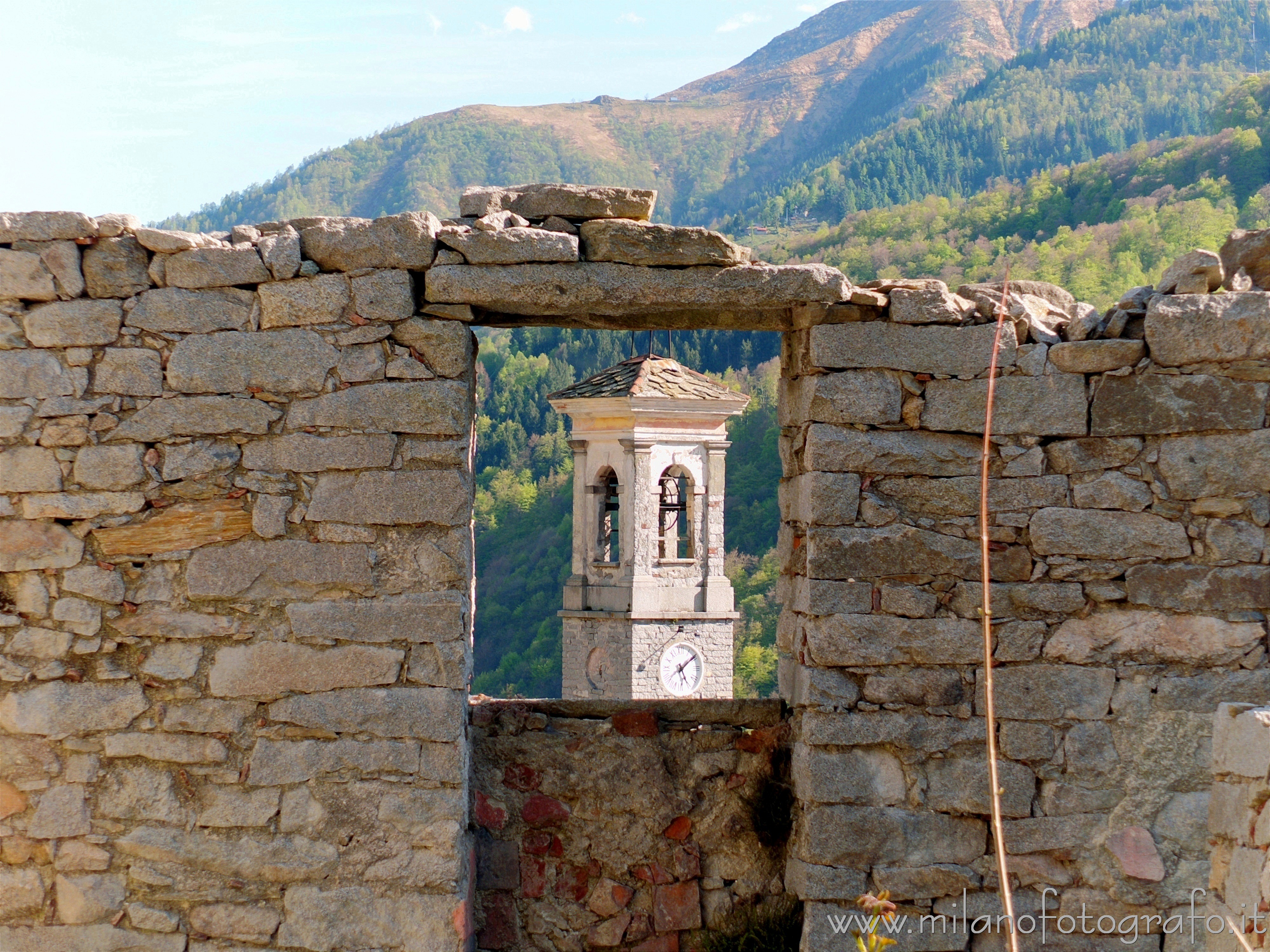 Forgnengo frazione di Campiglia Cervo (Biella): Campanile della chiesa da dietro ad un vecchio muro - Forgnengo frazione di Campiglia Cervo (Biella)