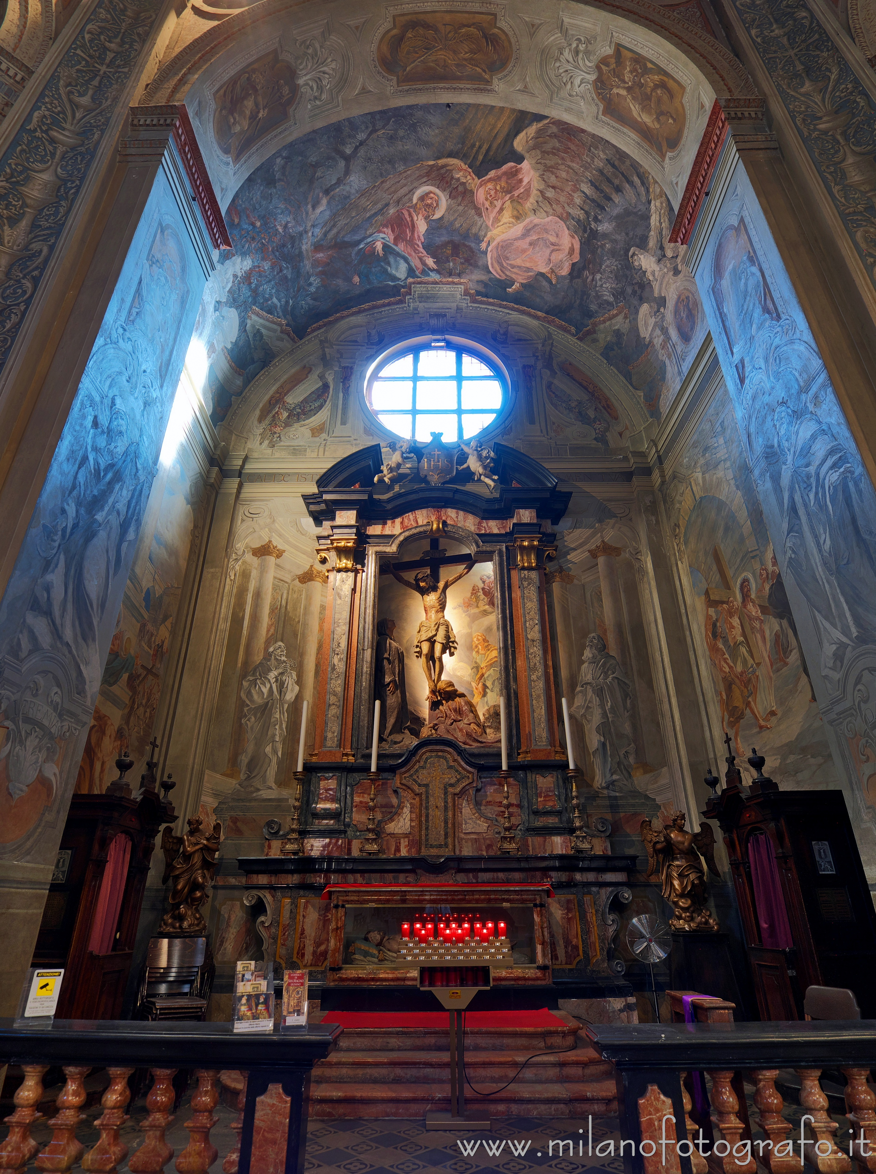 Legnano (Milan, Italy): Interior of the Chapel of the Crucifix in the Basilica of San Magno - Legnano (Milan, Italy)