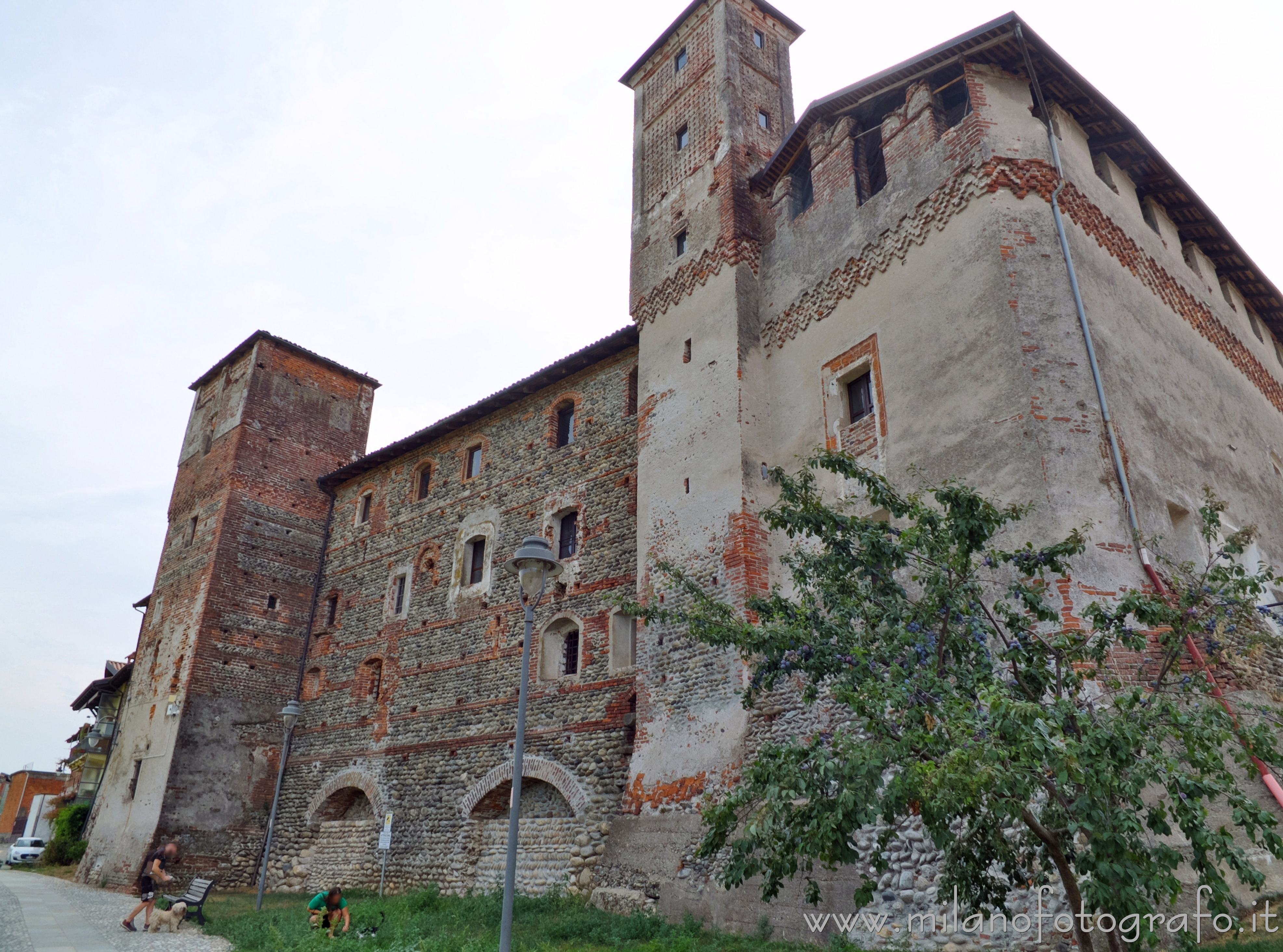 Lenta (Vercelli): Lato est del Castello Monastero benedettino di San Pietro - Lenta (Vercelli)