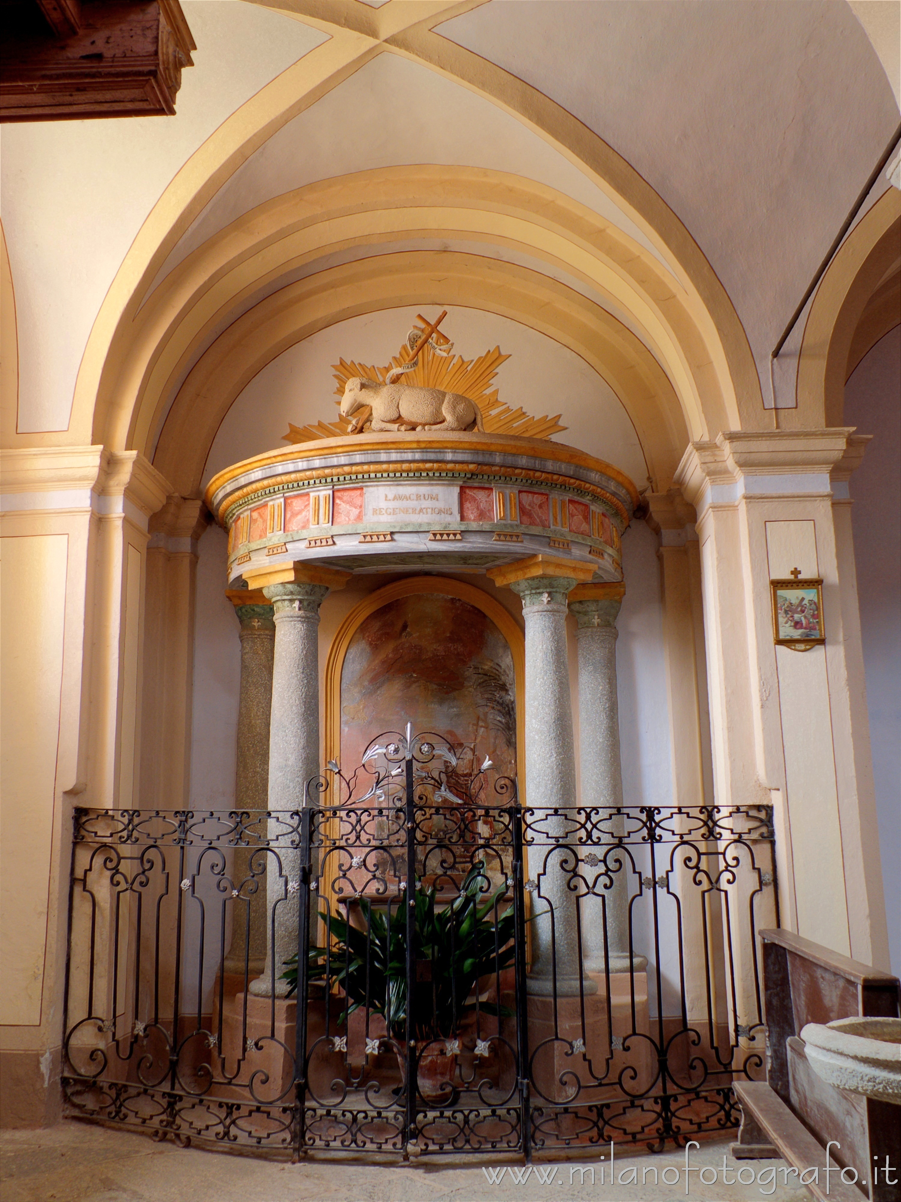 Magnano (Biella, Italy): Baptismal font of the parish church of the Saints Baptist and Secondus - Magnano (Biella, Italy)