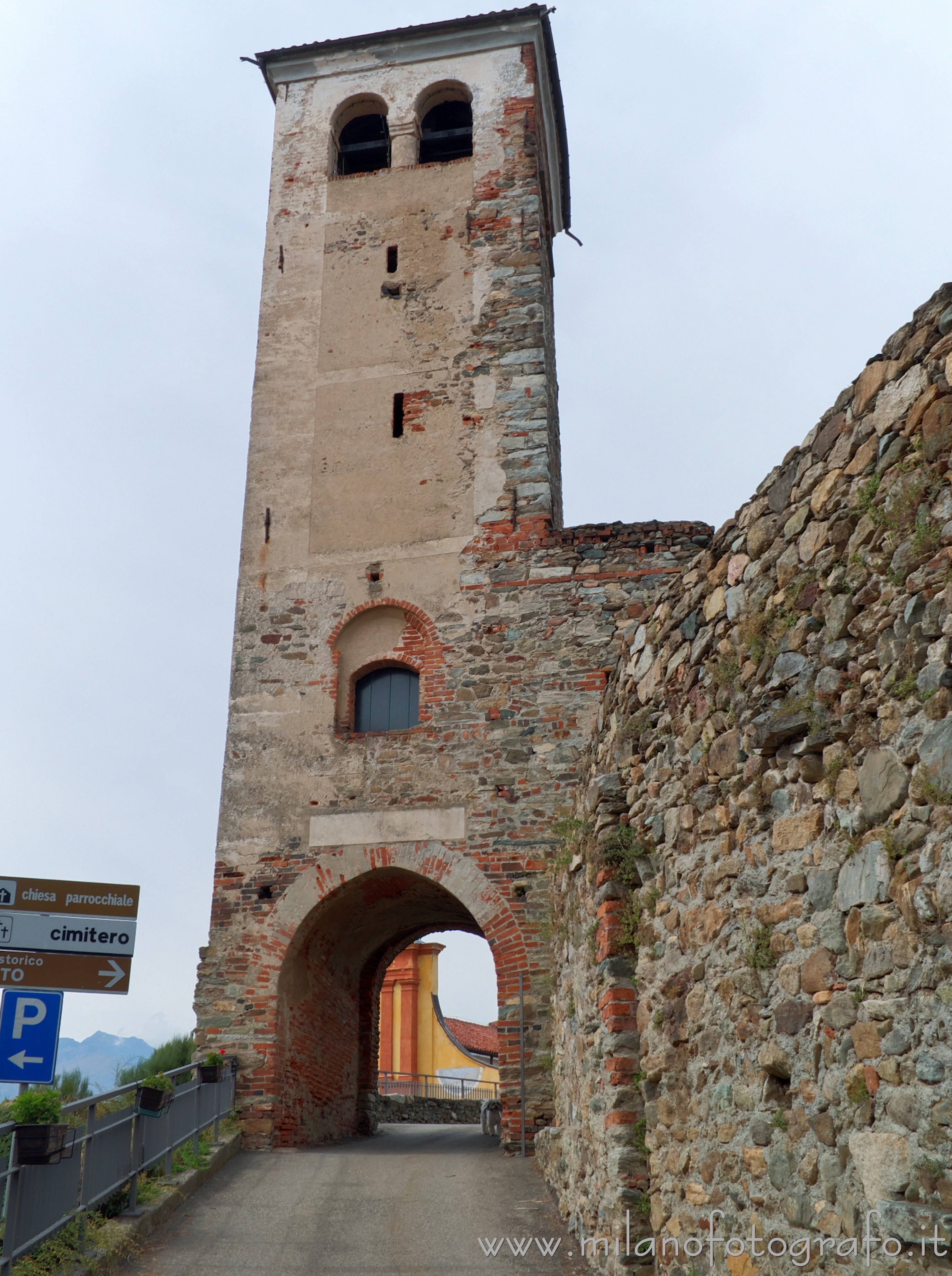 Magnano (Biella, Italy): Medieval tower at the entrance to the ricetto - Magnano (Biella, Italy)