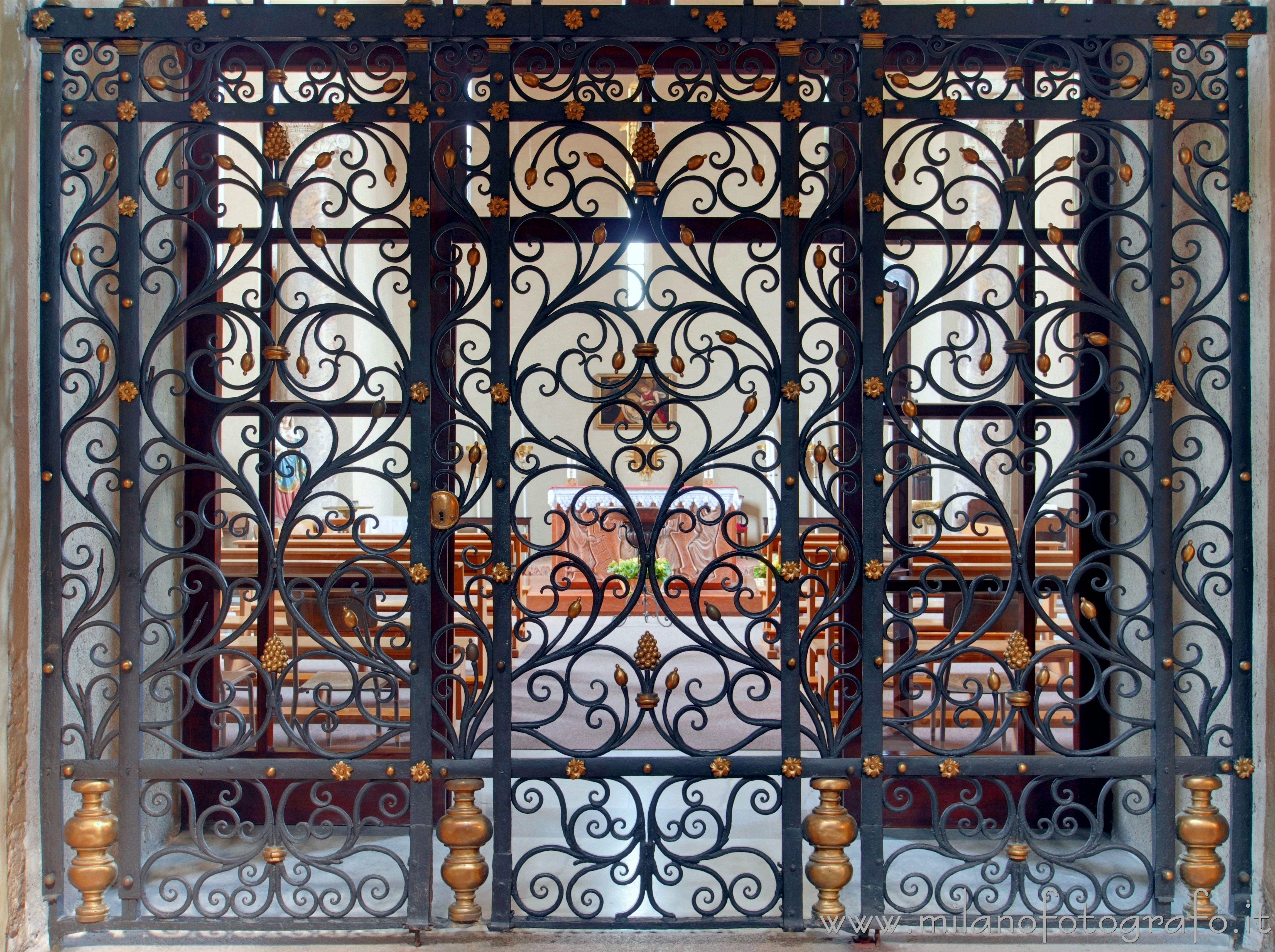 Milano: Cancello di ingresso della Cappella di Sant'Ippolito nella Basilica di San Lorenzo Maggiore - Milano
