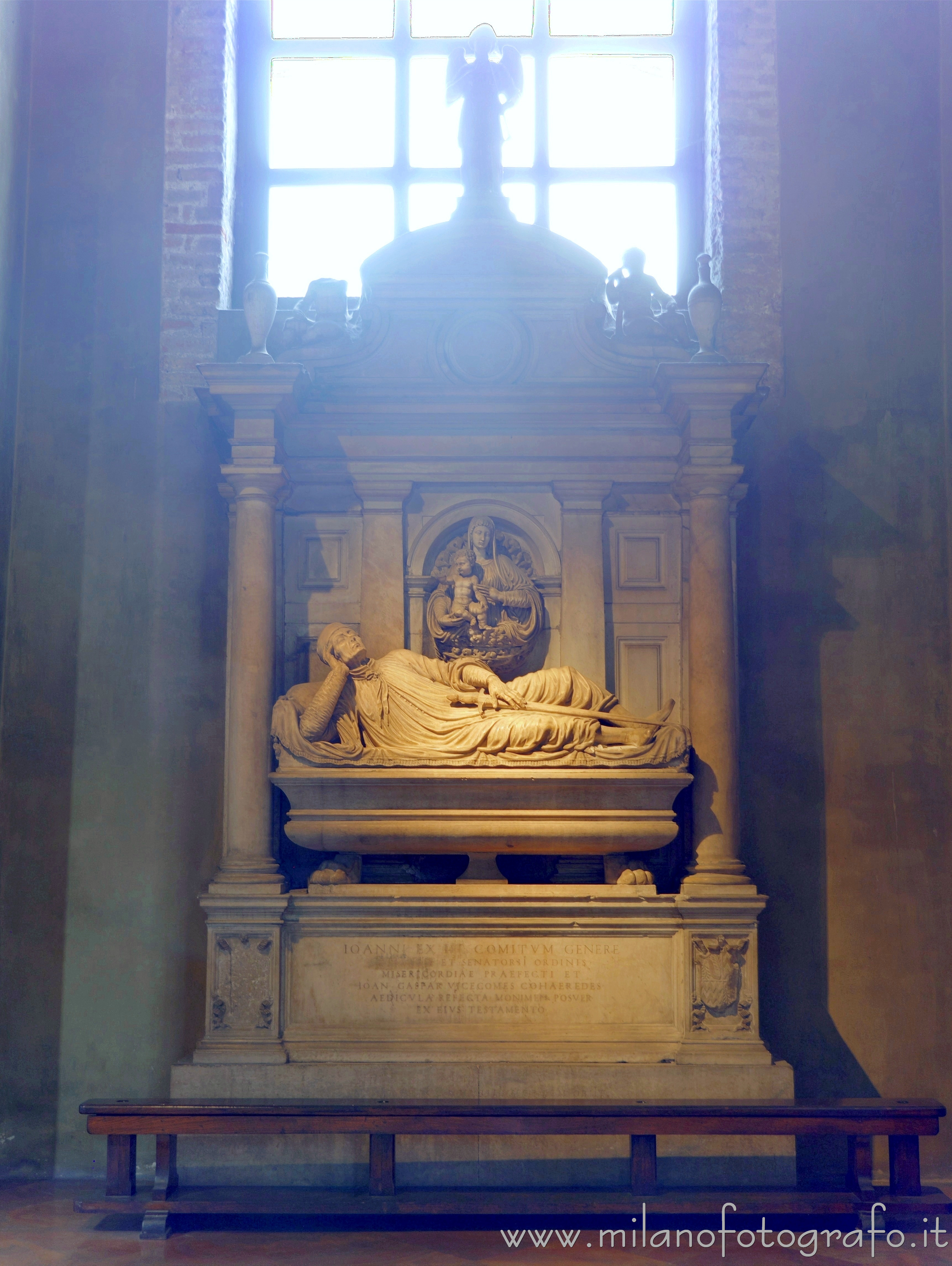 Milano: Monumento funebre di Giovanni del Conte nella Basilica di San Lorenzo Maggiore - Milano