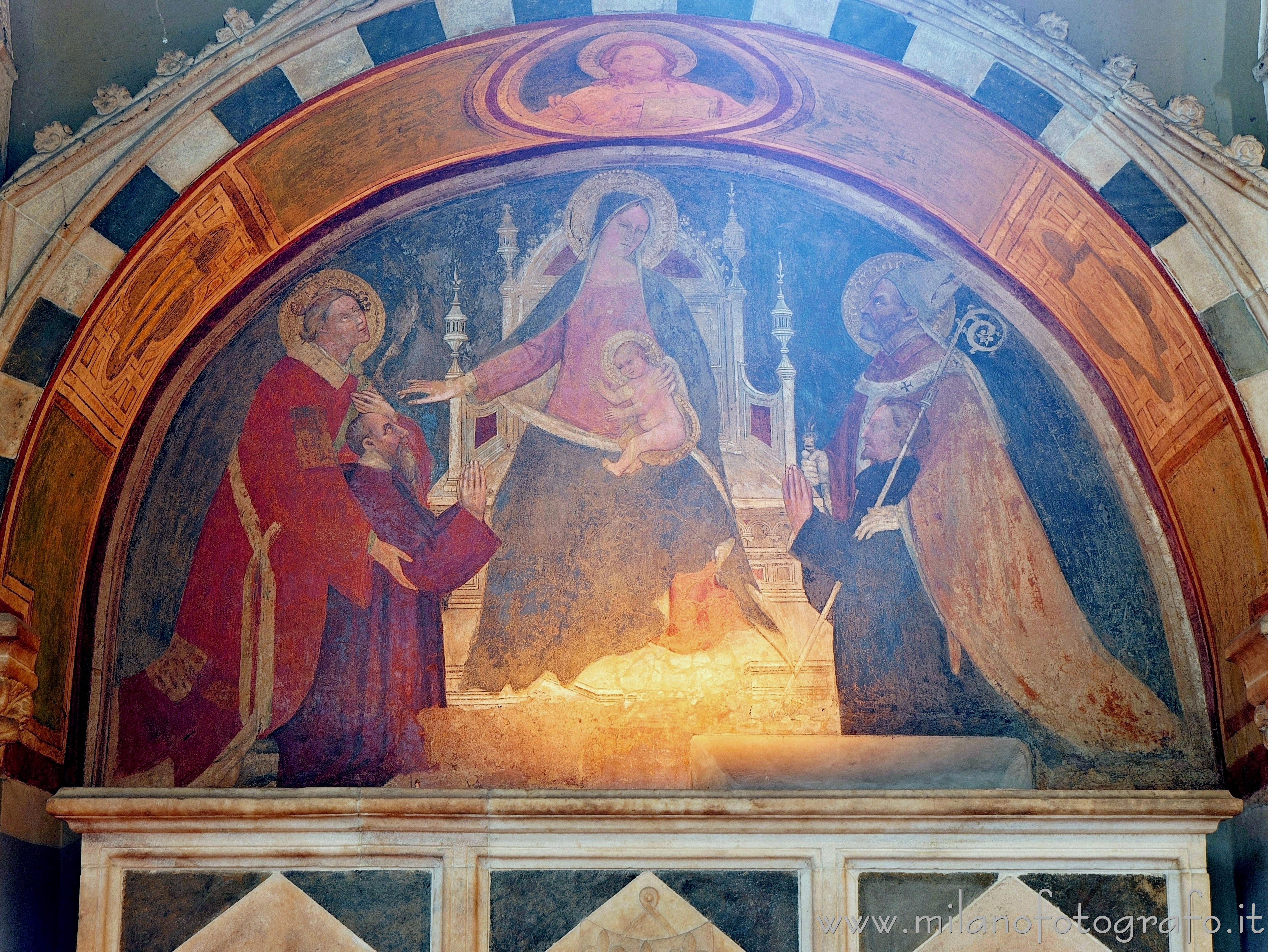 Milano: Lunetta affrescata della Tomba de Robbiani nella Basilica di San Lorenzo Maggiore - Milano
