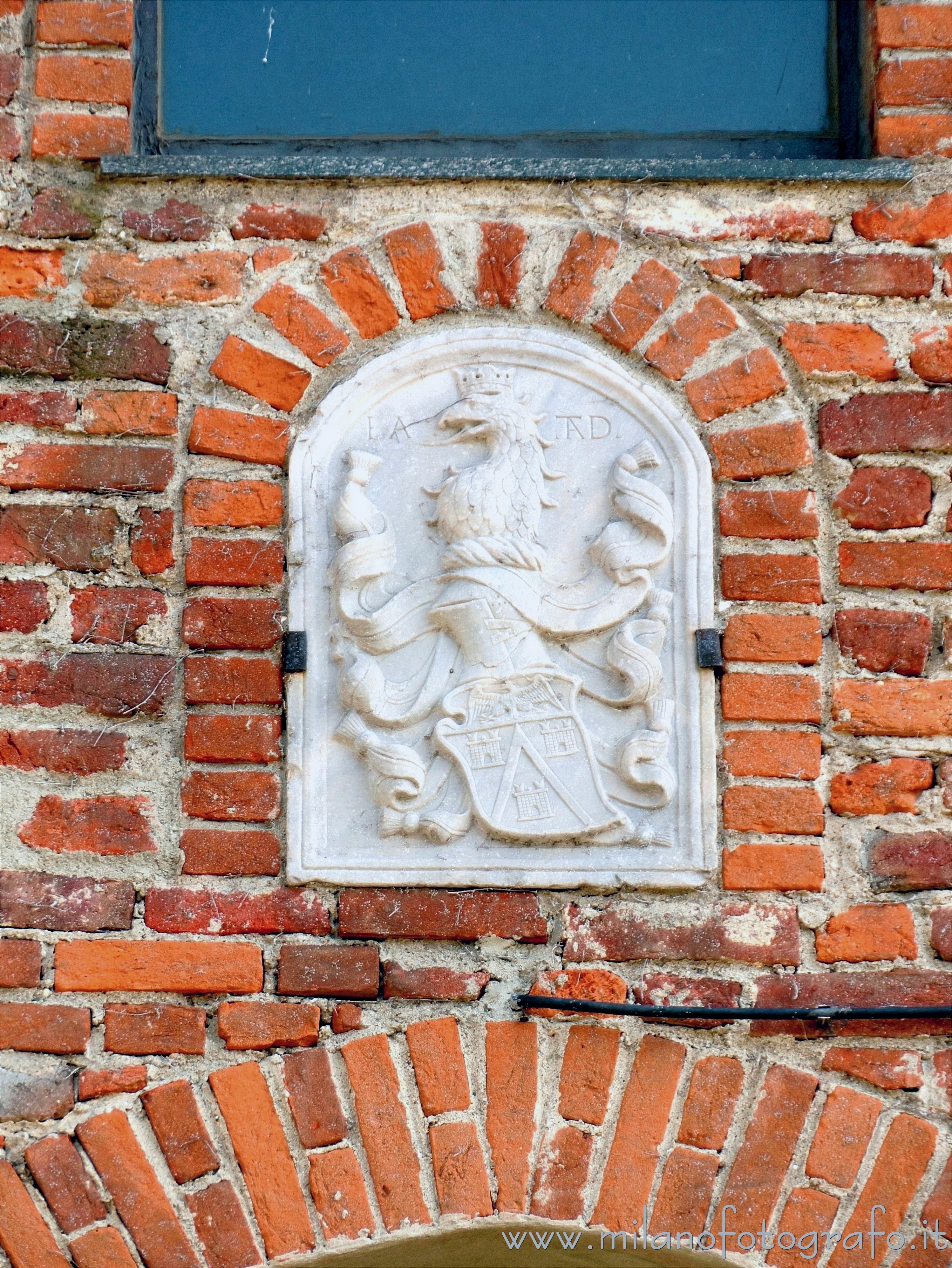 Milano: Stemma della famiglia Pusterla sopra all'ingresso lato parco del Castello di Macconago - Milano