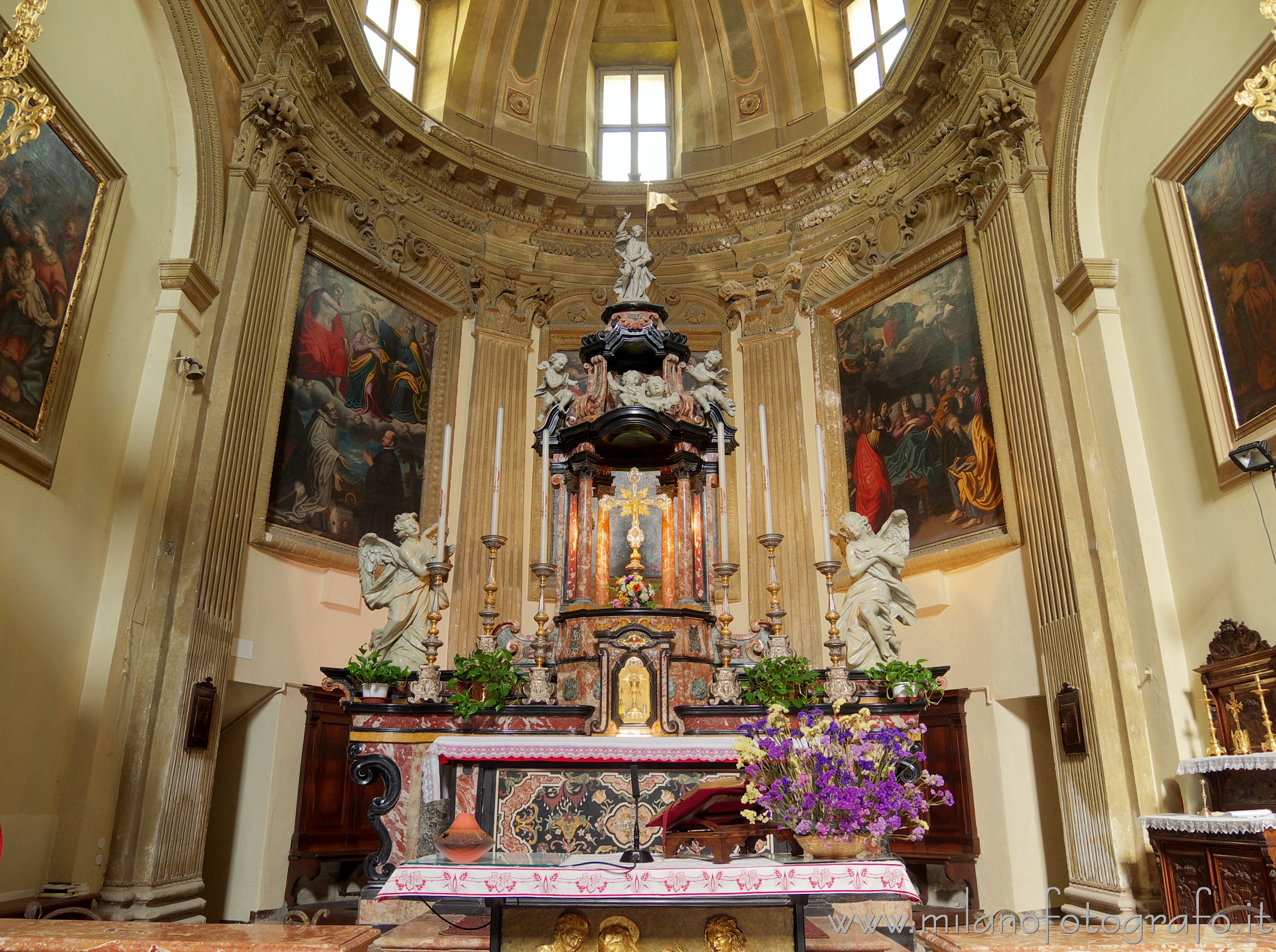 Milan (Italy): Main altar and apse  of the Church of Santa Maria Assunta al Vigentino - Milan (Italy)