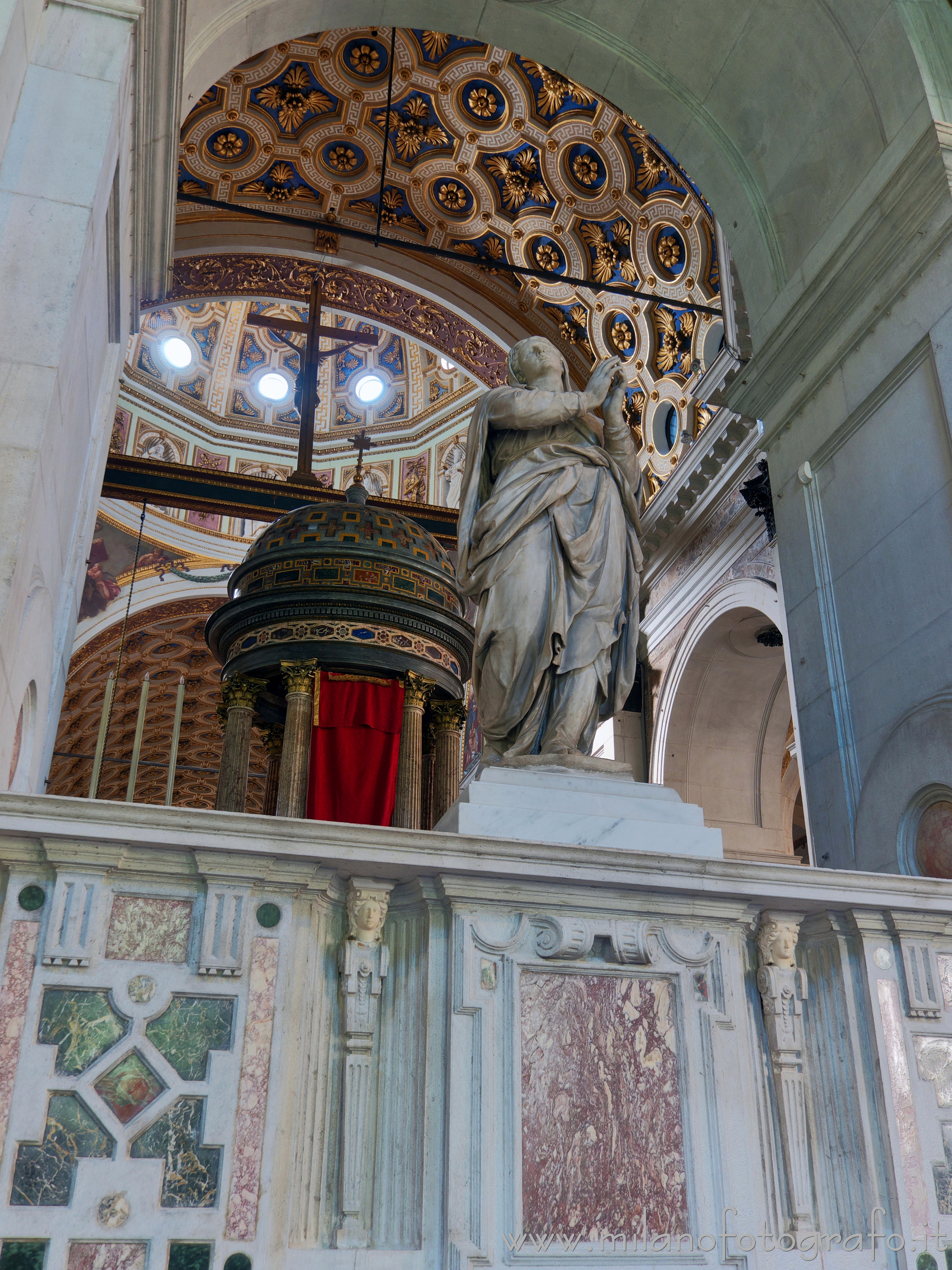 Milano : Statua della Vergine Assunta nel retrocoro della Chiesa di Santa Maria dei Miracoli - Milano 
