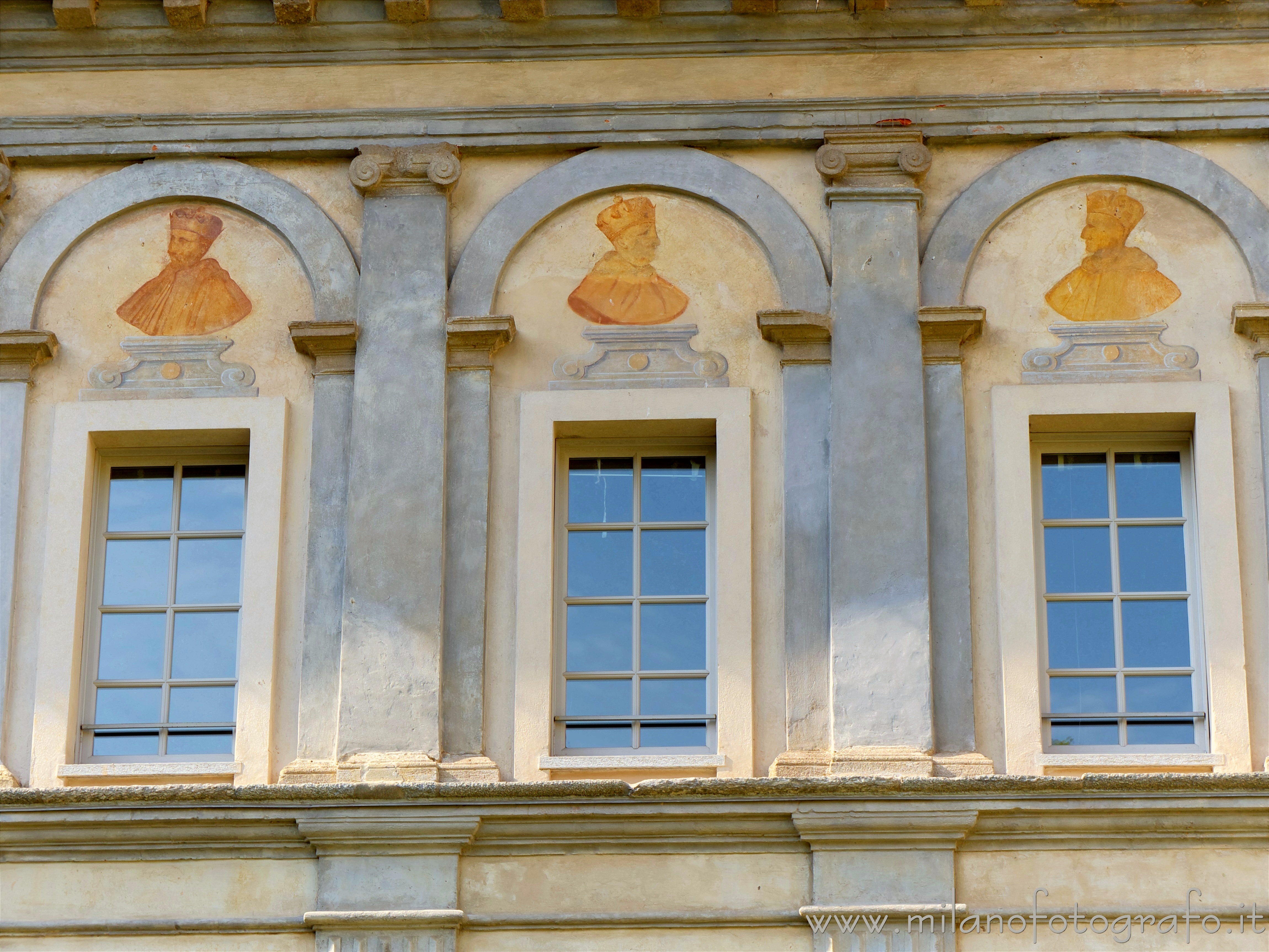 Milan (Italy): Cloisters of San Simpliciano - Windows of the Cloister of the Two Columns - Milan (Italy)