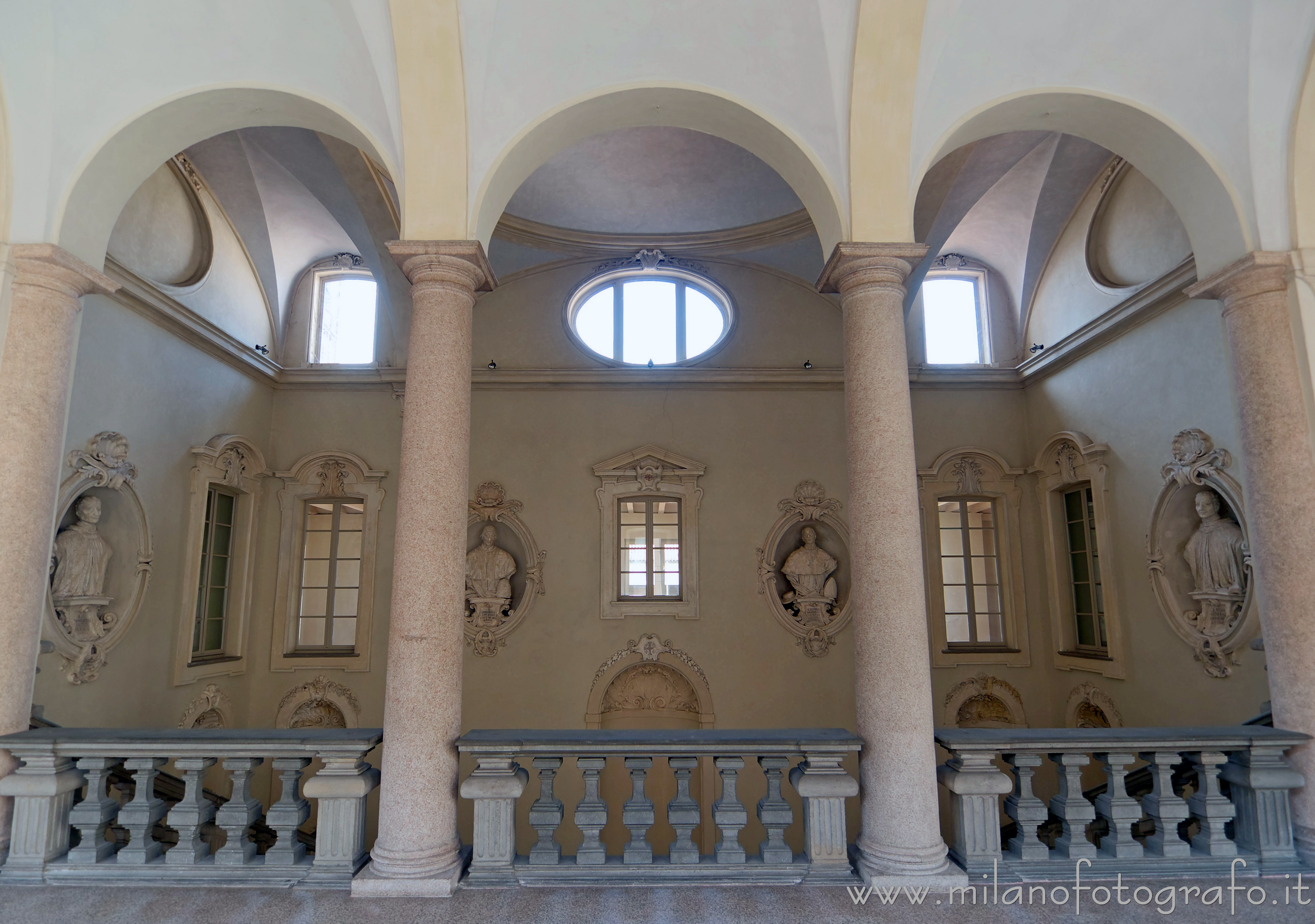Milano: Atrio di ingresso dei Chiostri di San Simpliciano visto dal primo piano - Milano