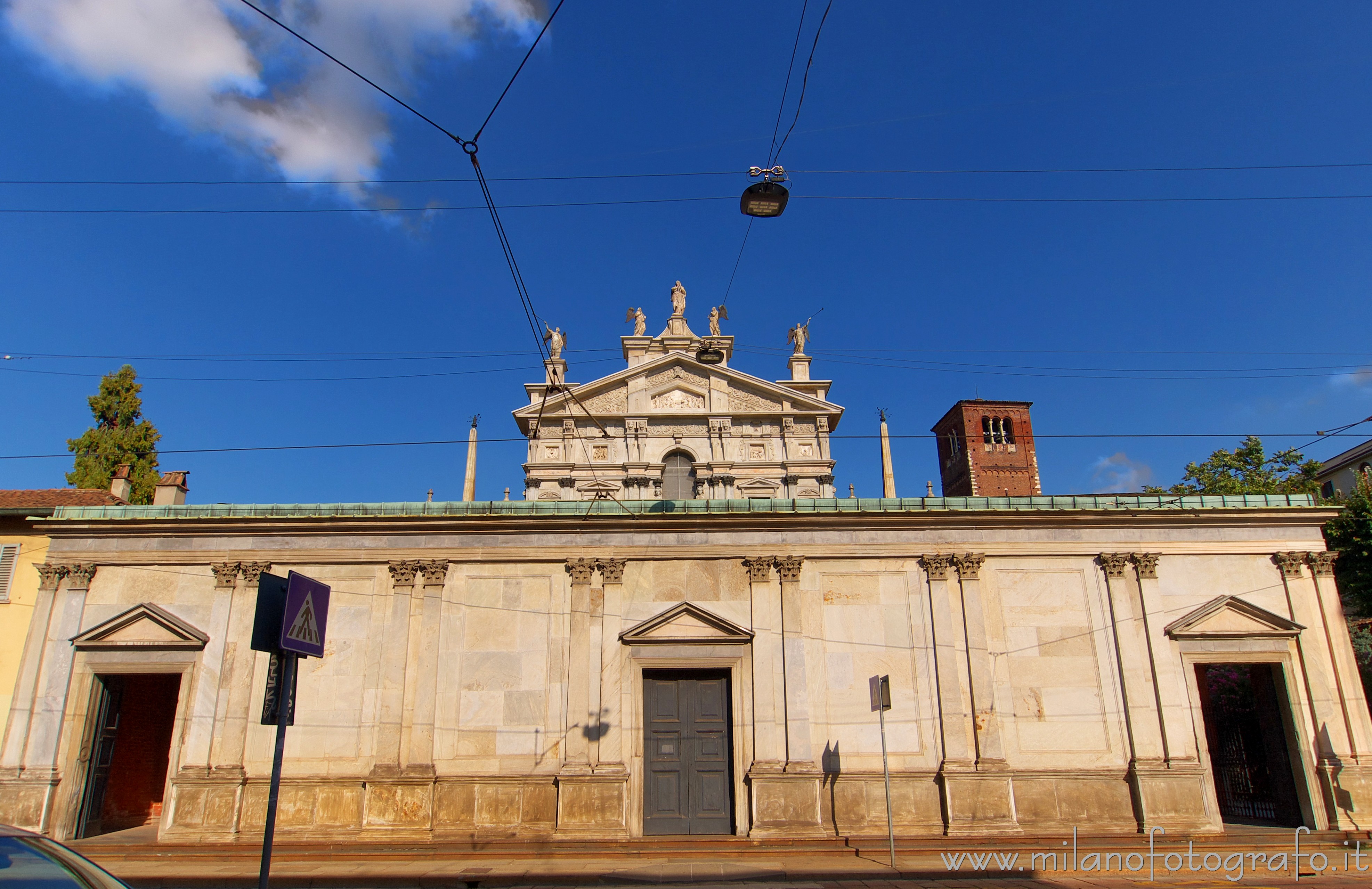 Milano : Chiesa di Santa Maria dei Miracoli: quello che si vede dalla strada - Milano 