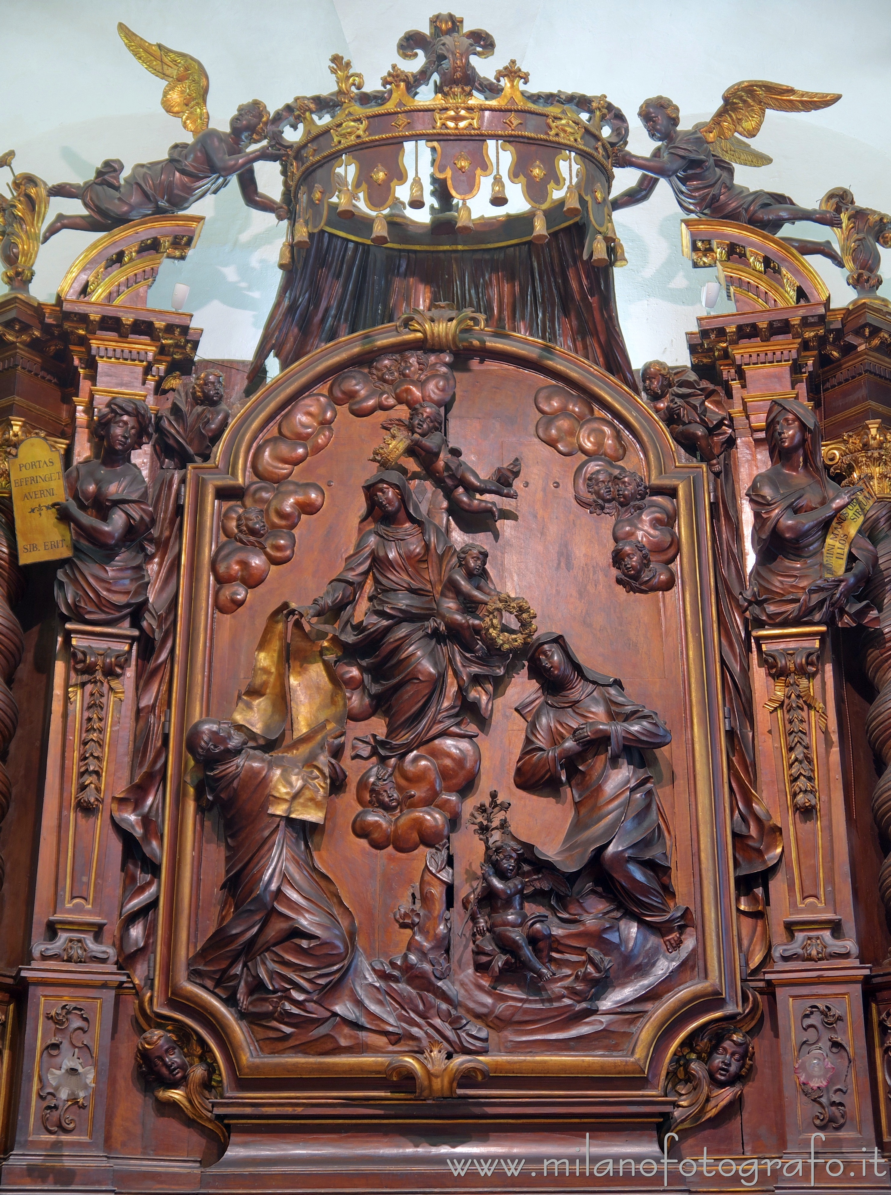 Milano: Intaglio della Vergine incoronata nella sagrestia della Chiesa di Santa Maria del Carmine - Milano