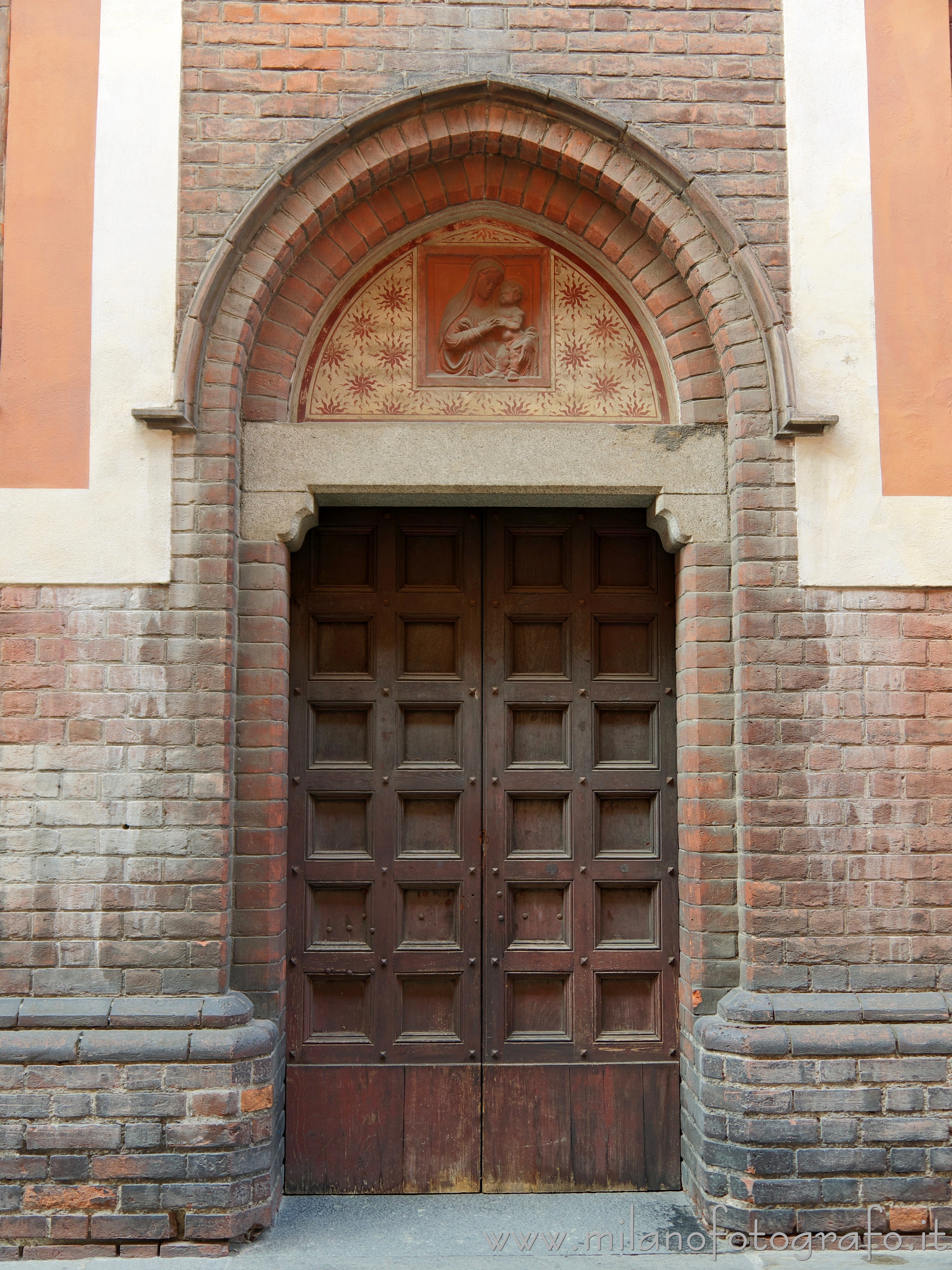 Milano: Porta laterale della Chiesa di Santa Maria del Carmine - Milano
