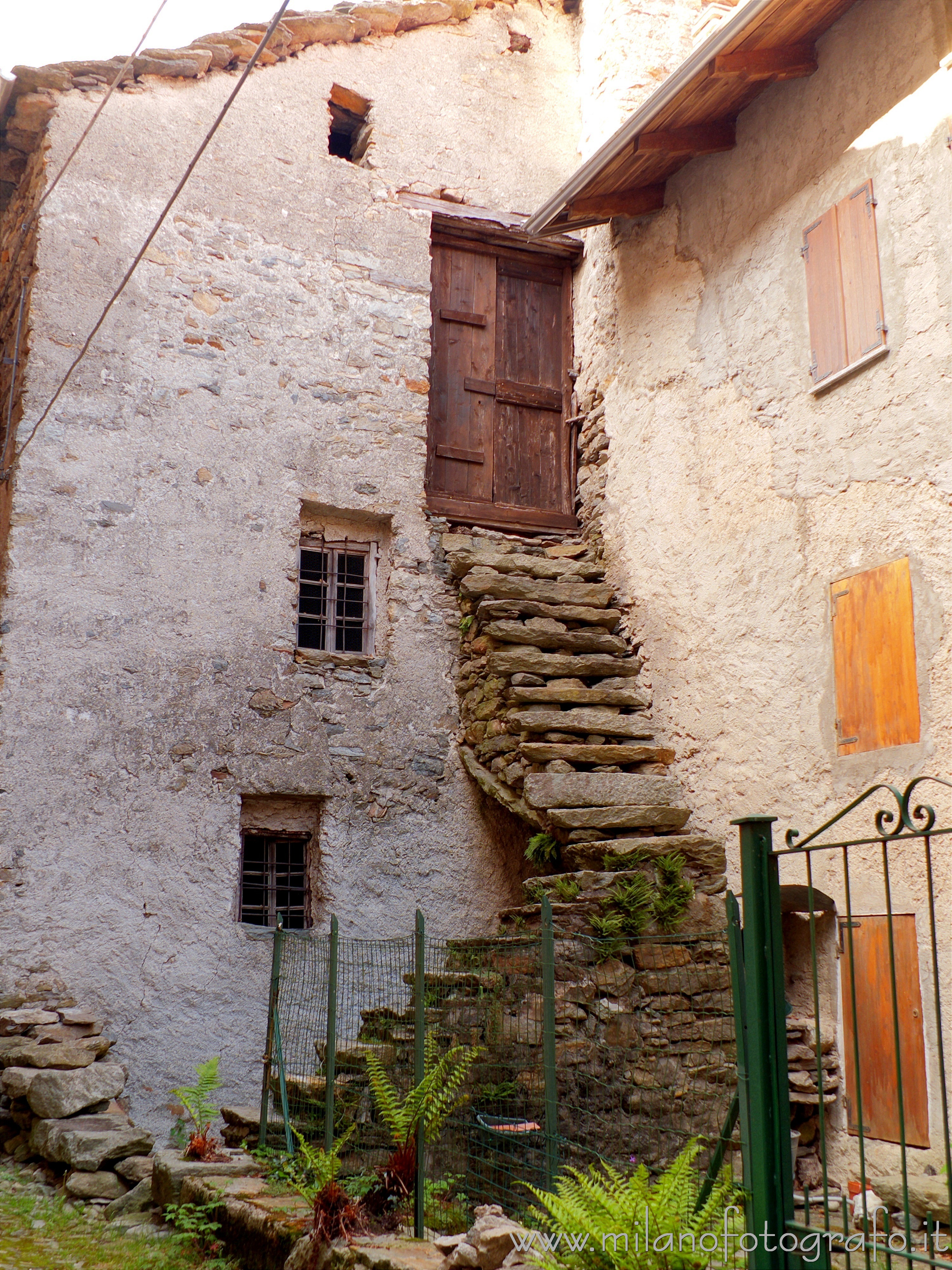 Montesinaro frazione di Piedicavallo (Biella): Antiche scale di accesso al primo piano - Montesinaro frazione di Piedicavallo (Biella)
