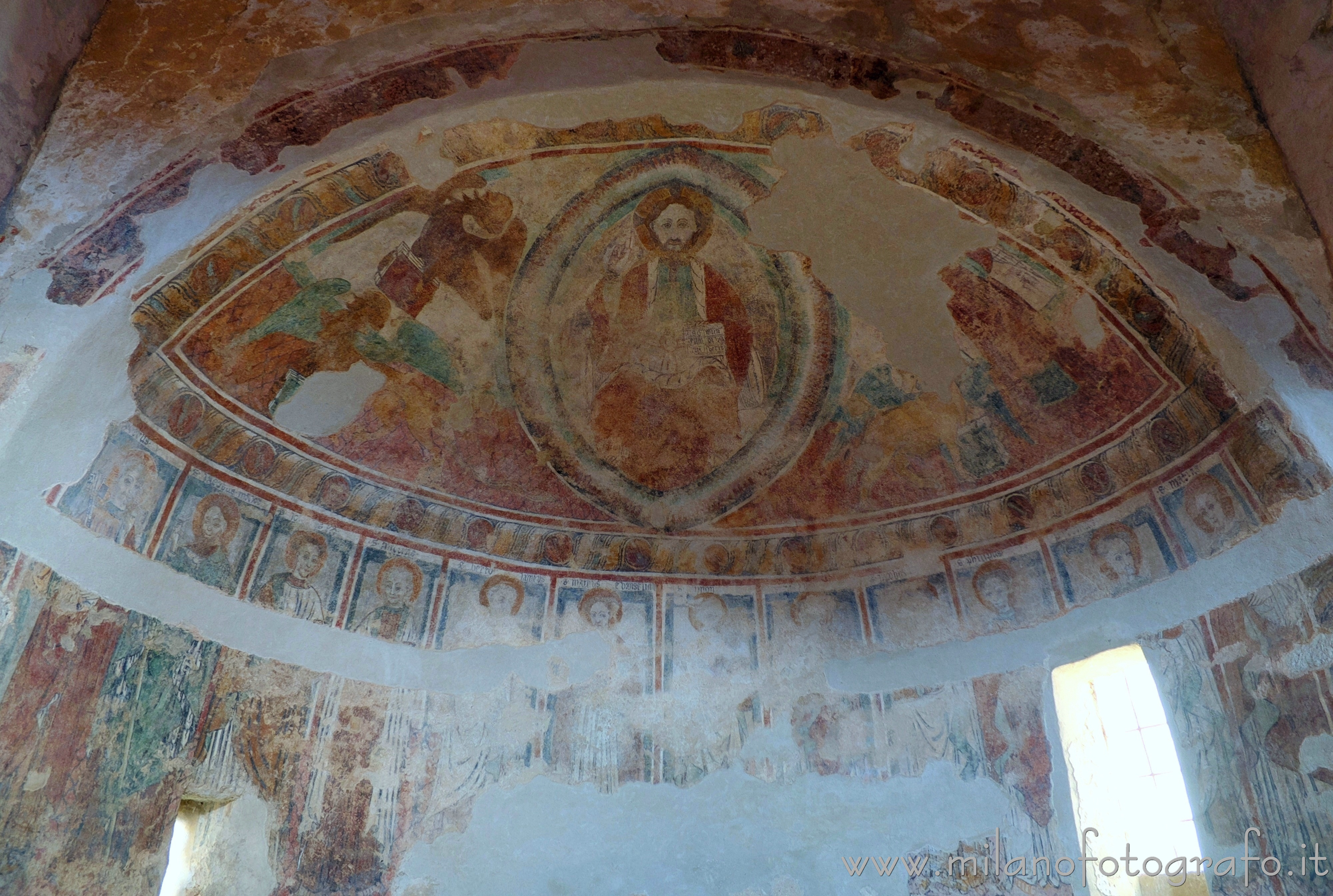 Netro (Biella): Affreschi nell'abside centrale della Chiesa cimiteriale di Santa Maria Assunta - Netro (Biella)