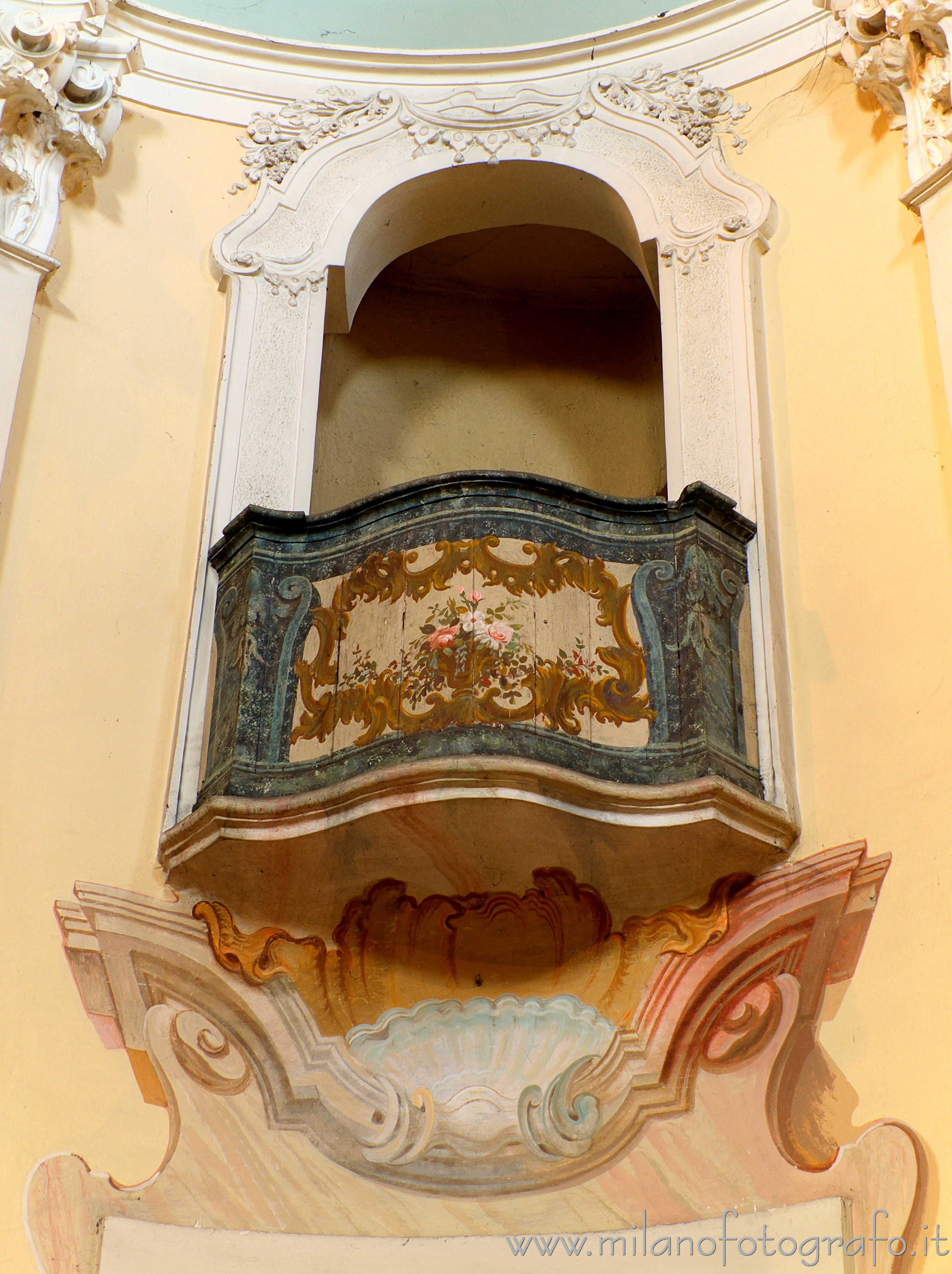 Oggiono (Lecco): Balconcino interno nella Chiesa di San Lorenzo - Oggiono (Lecco)