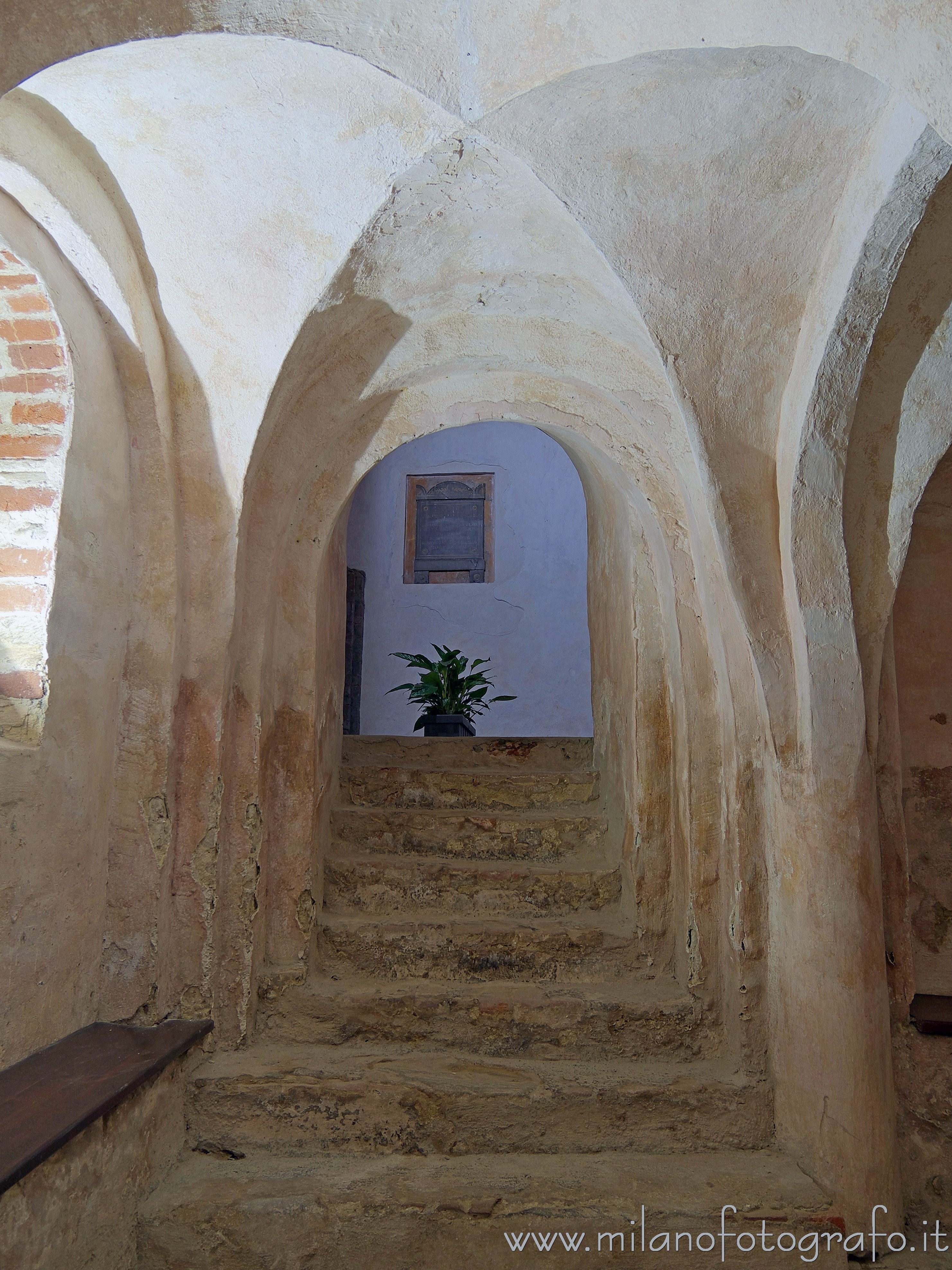 Oleggio (Novara): Una delle due uscite dalla cripta della Chiesa di San Michele - Oleggio (Novara)