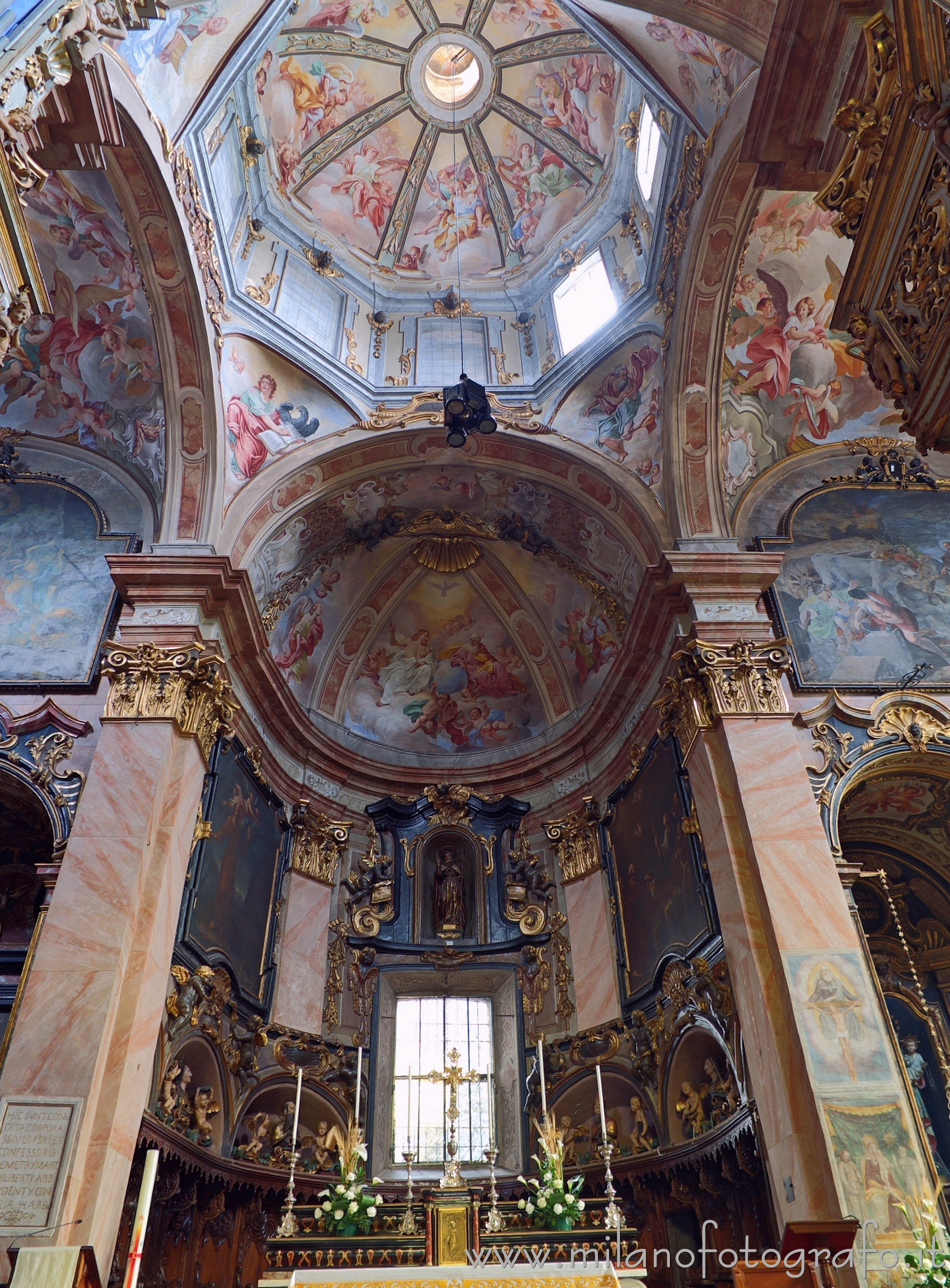 Orta San Giulio (Novara, Italy): Apse and interior of the tiburium of of the Basilica of San Giulio - Orta San Giulio (Novara, Italy)