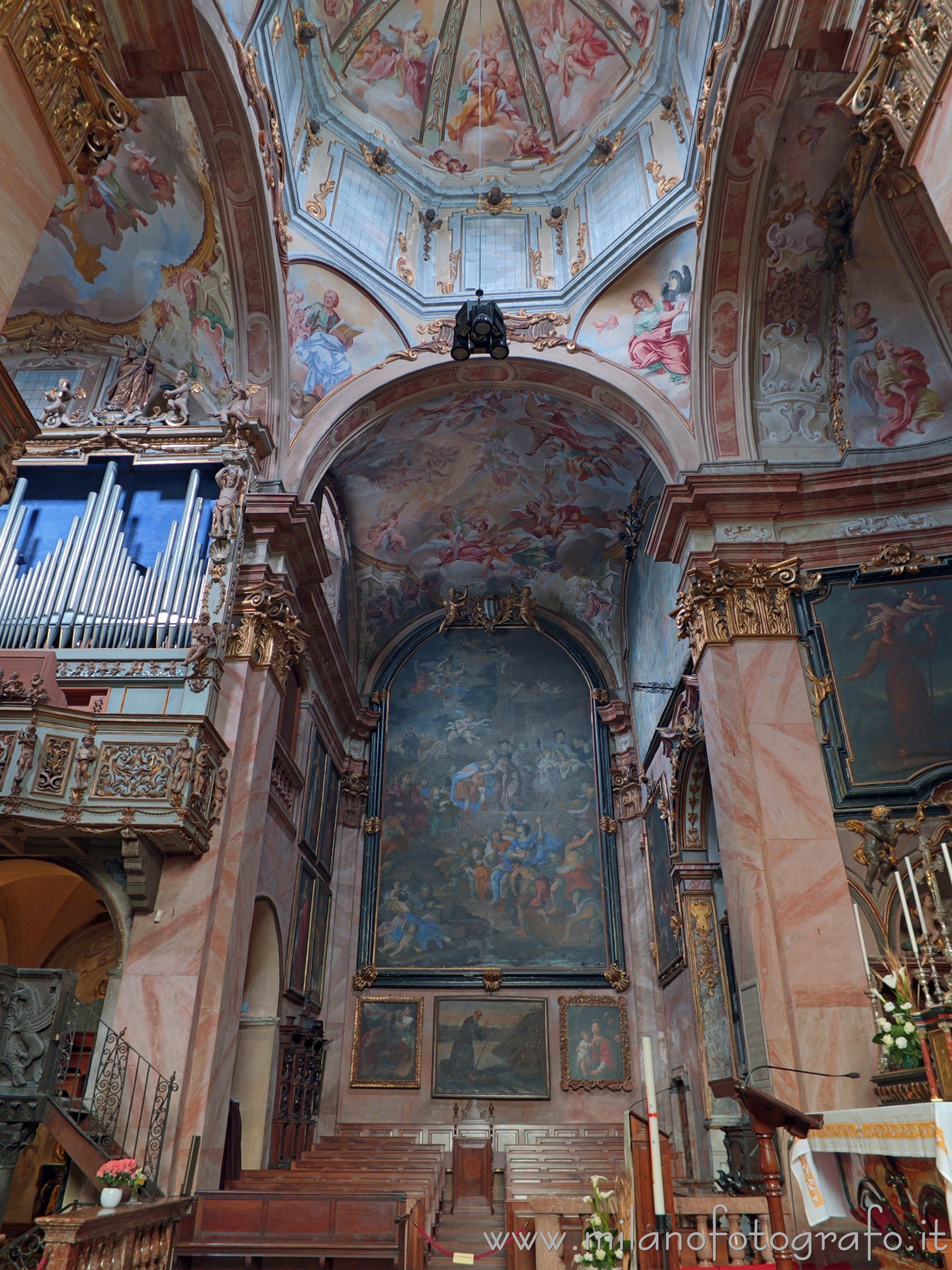 Orta San Giulio (Novara, Italy): Left arm of the transept of the Basilica of San Giulio - Orta San Giulio (Novara, Italy)
