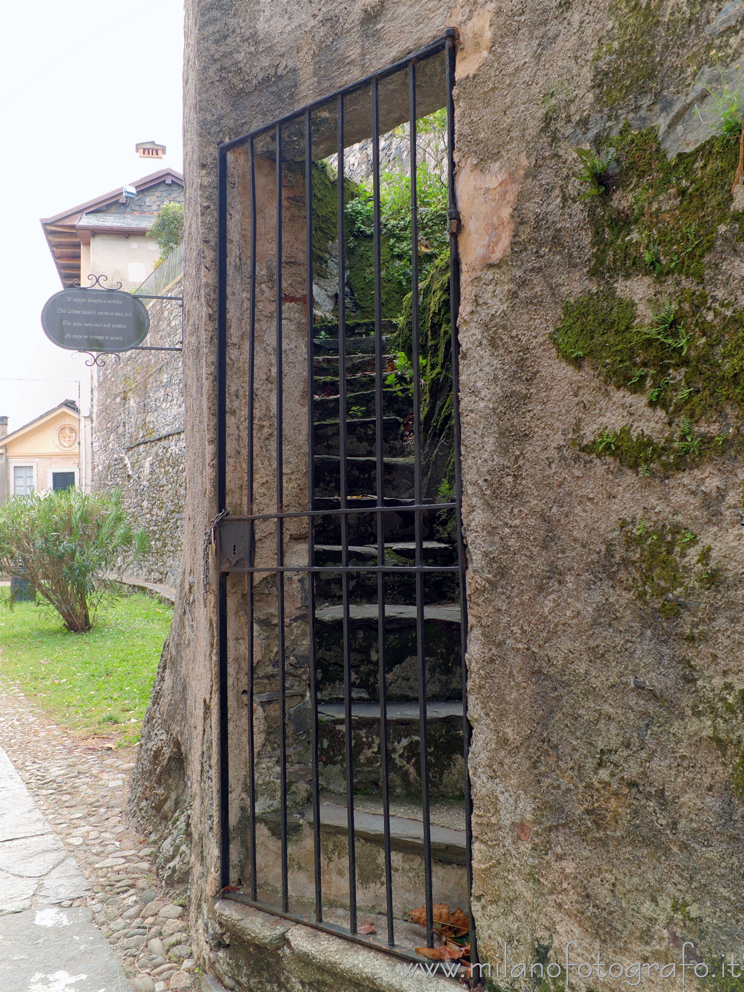 Orta San Giulio (Novara): Entrata ad un giardino nascosto sull'Isola di San Giulio - Orta San Giulio (Novara)
