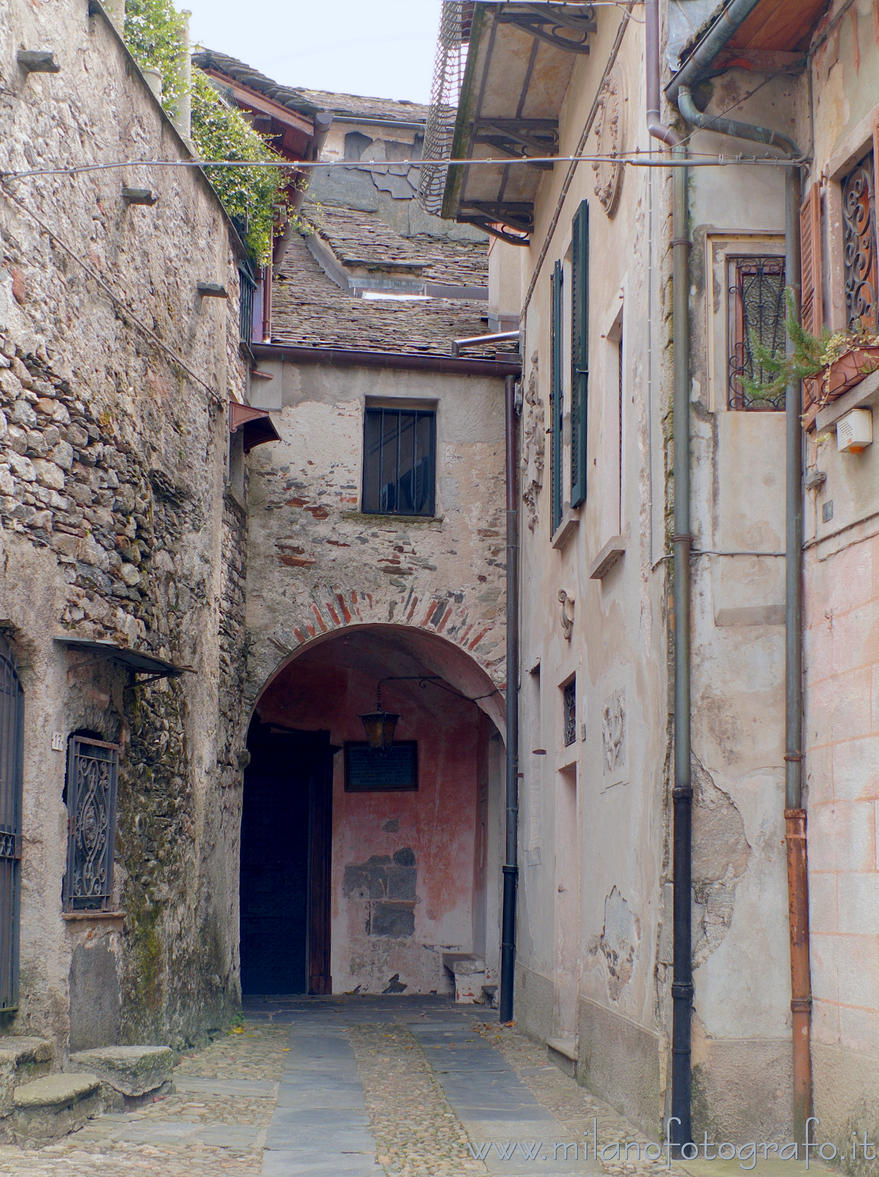 Orta San Giulio (Novara, Italy): Archway between the old houses of the Island of San Giulio - Orta San Giulio (Novara, Italy)