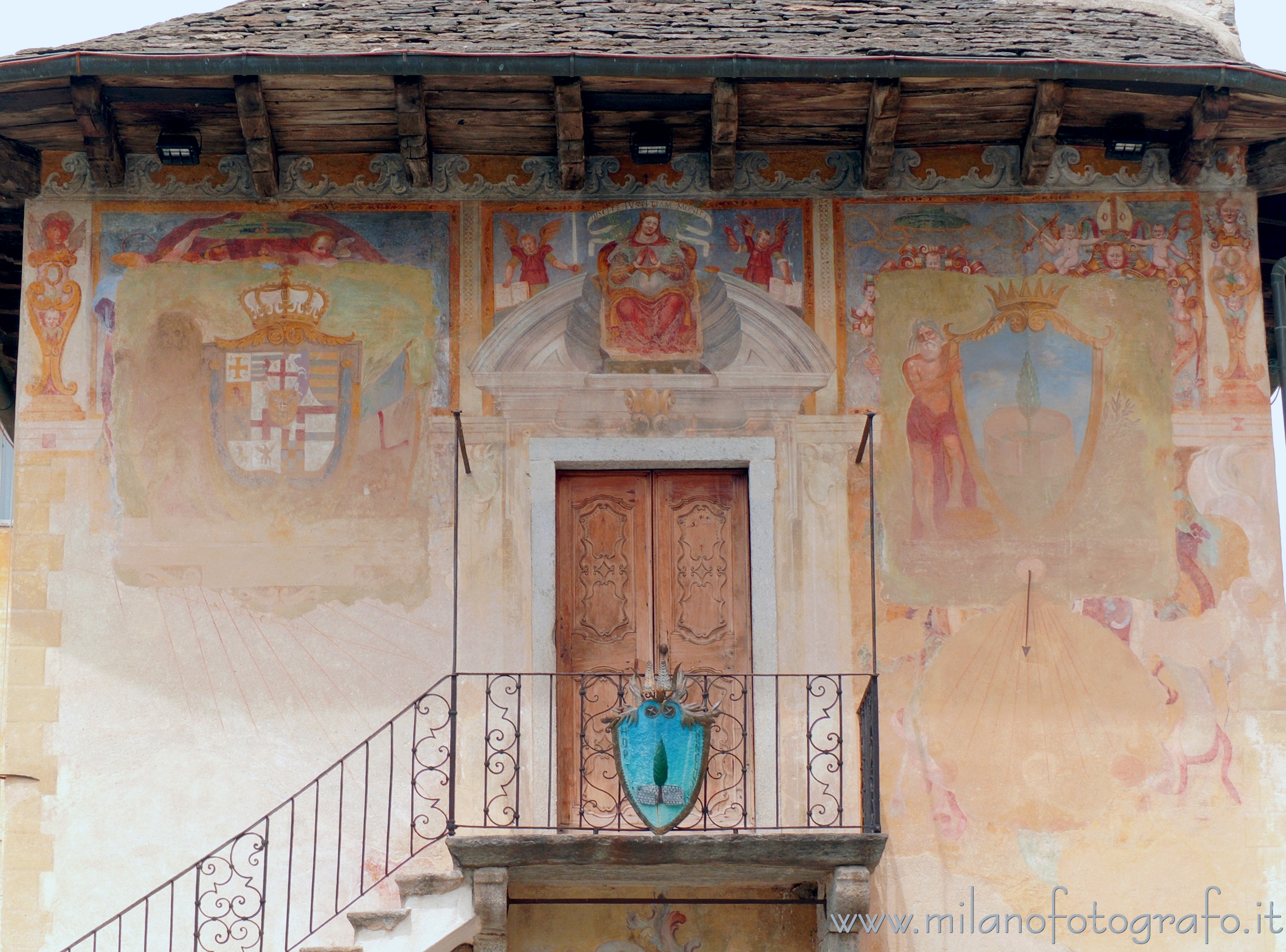 Orta San Giulio (Novara): Parete affrescata del Palazzo della Comunità - Orta San Giulio (Novara)