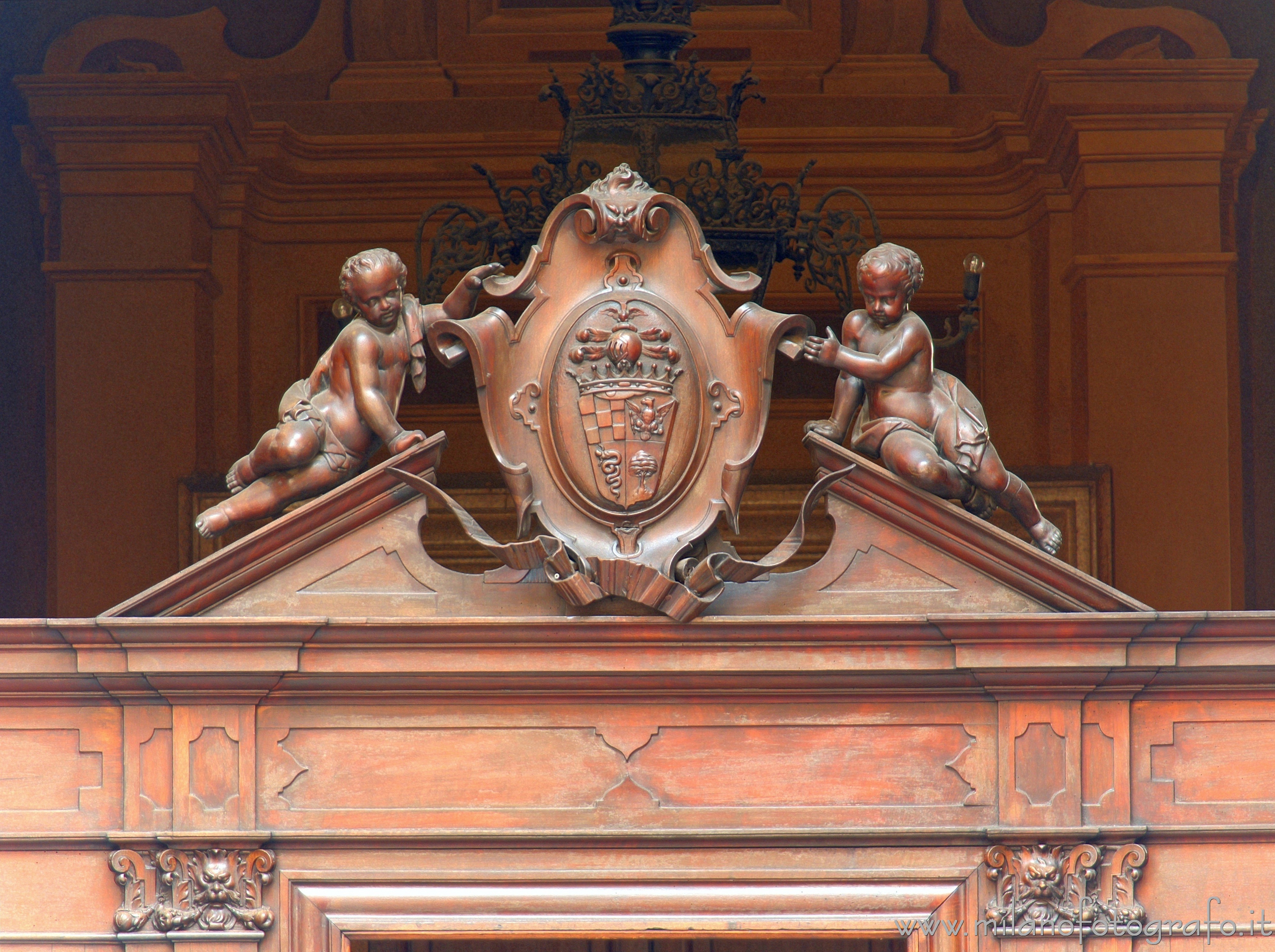 Milano: Stemma sopra al portone di ingresso di Palazzo Serbelloni - Milano