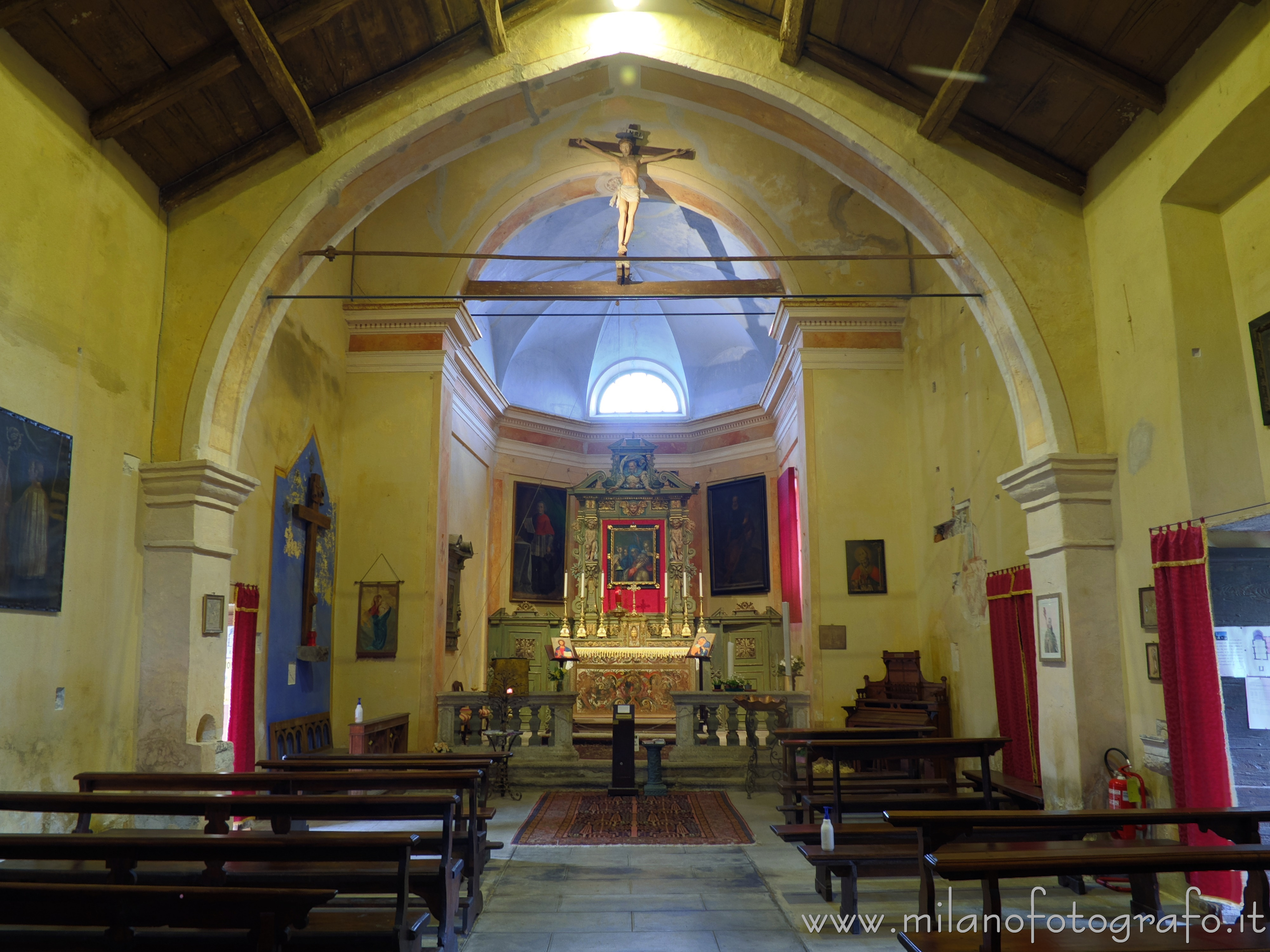Pella (Novara, Italy): Interior of the Church of San Filiberto - Pella (Novara, Italy)