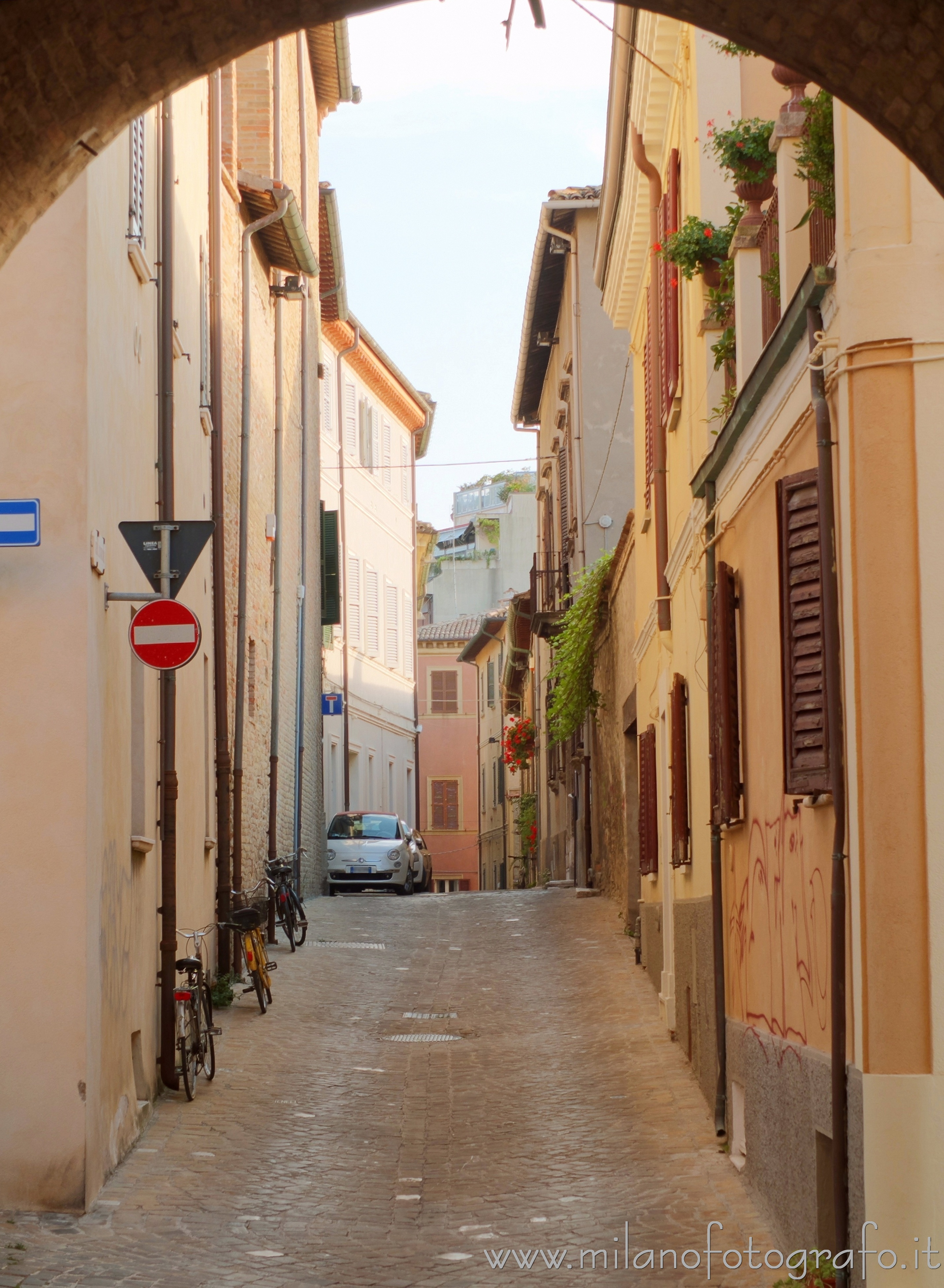 Pesaro (Pesaro e Urbino): Strada con pavimentazione in porfido nel centro storico - Pesaro (Pesaro e Urbino)