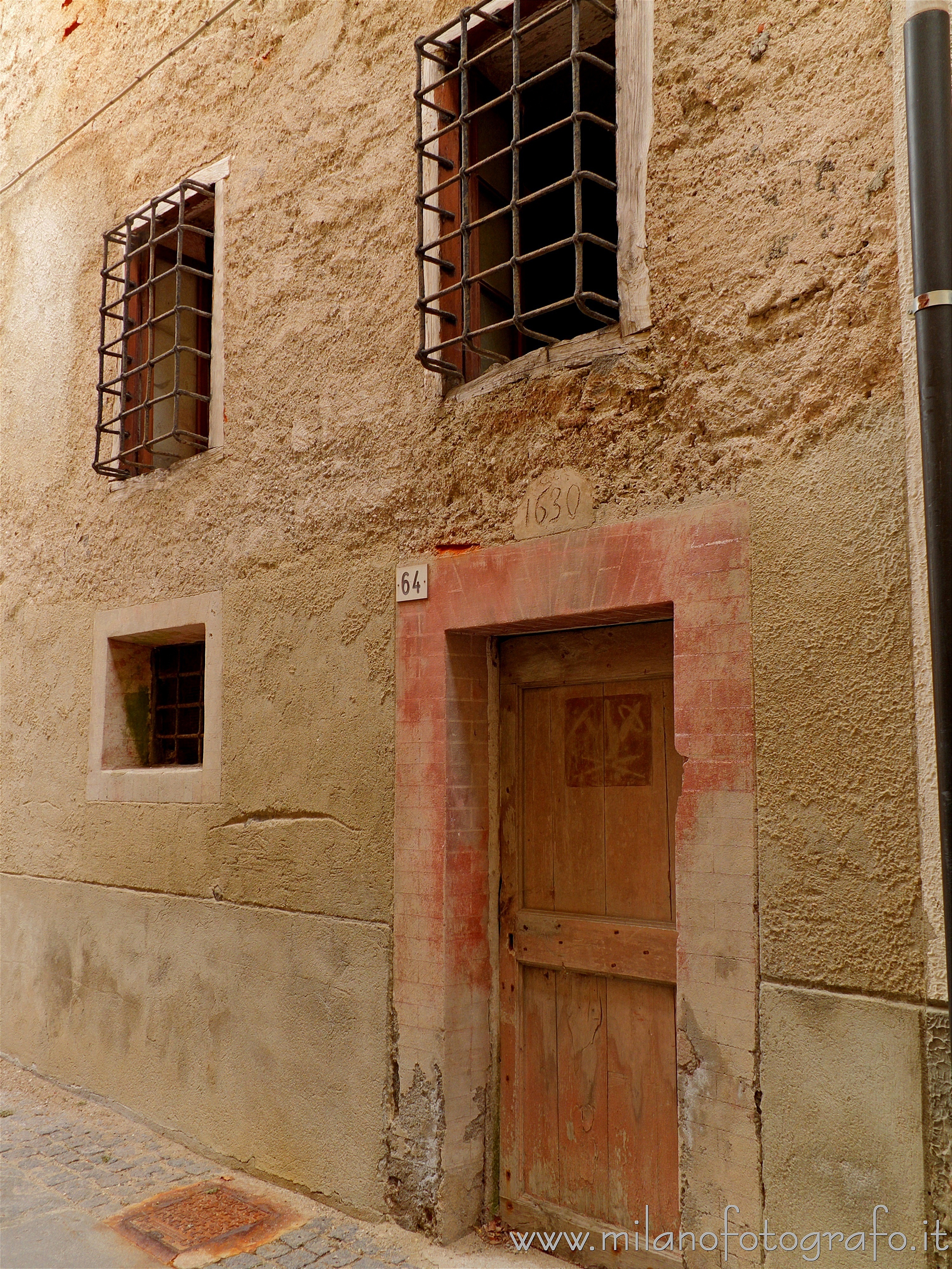 Quittengo frazione di Campiglia Cervo (Biella): Antica casa curiosamente somigliante ad una prigione - Quittengo frazione di Campiglia Cervo (Biella)