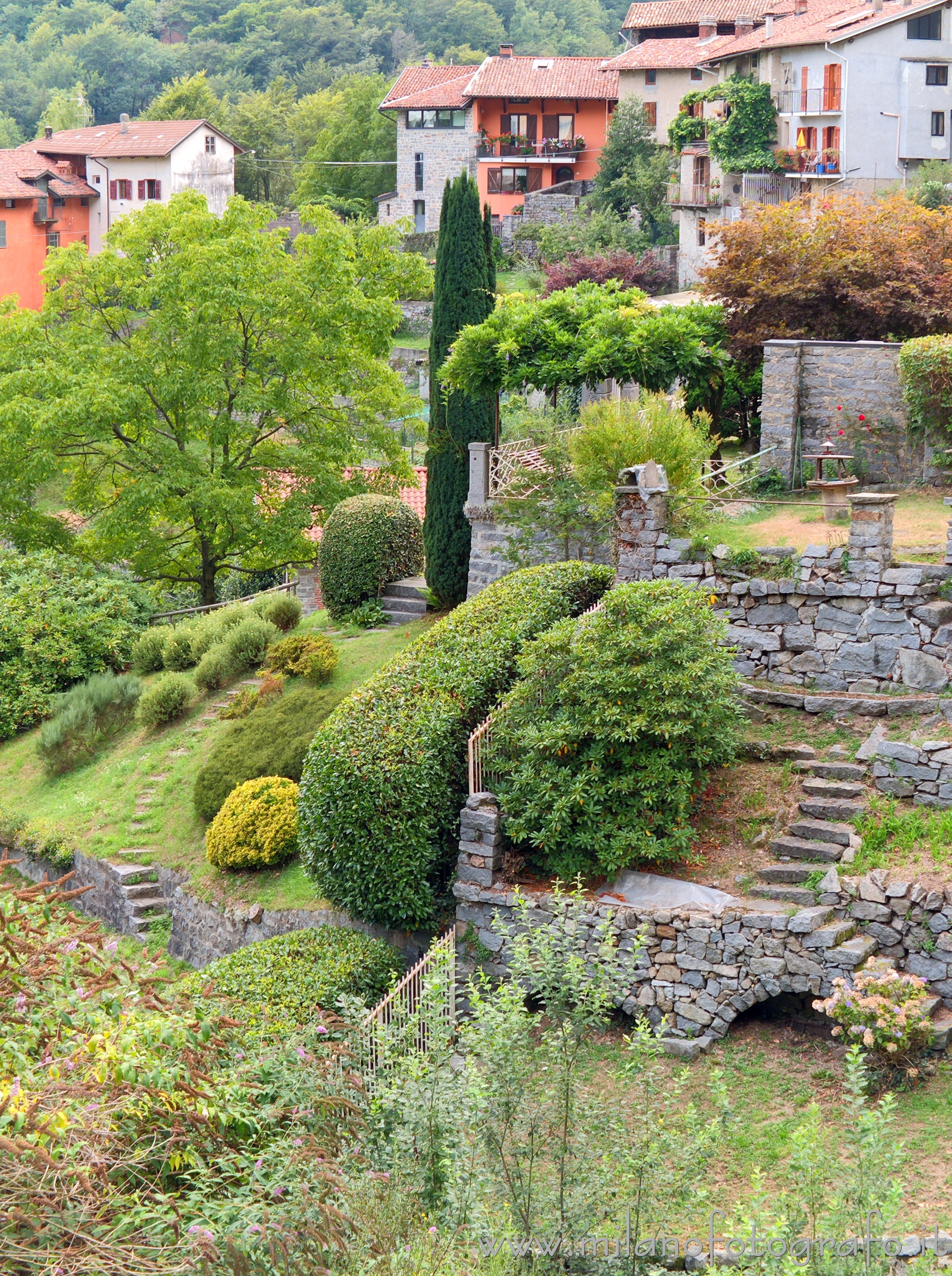 Quittengo frazione di Campiglia Cervo (Biella): Case e giardini del paese - Quittengo frazione di Campiglia Cervo (Biella)