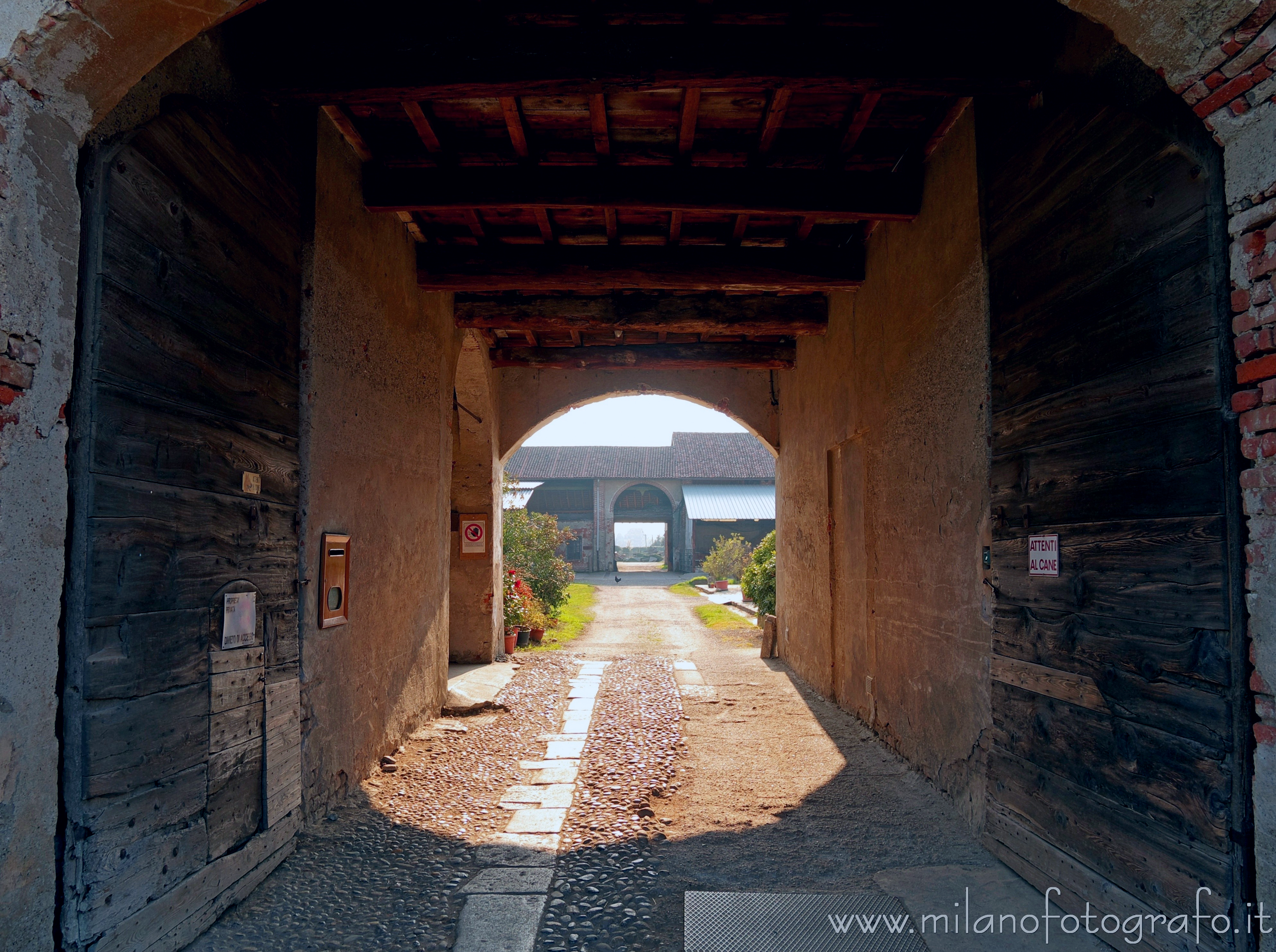 Milan (Italy): Entrance of a farmhouse in Ronchetto delle Rane - Milan (Italy)