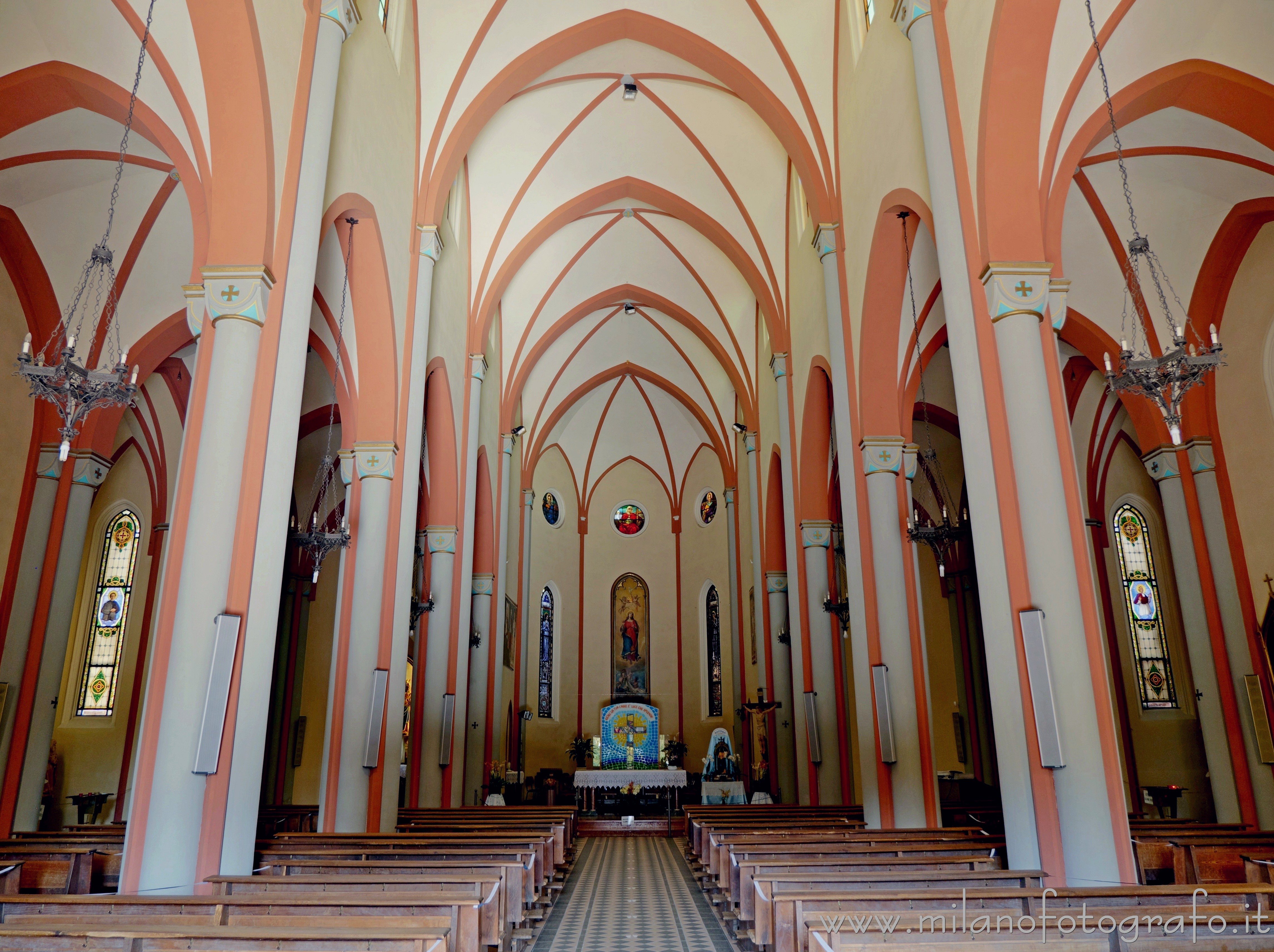 Sandigliano (Biella, Italy): Interior of the parish Church of Santa Maria Assunta - Sandigliano (Biella, Italy)