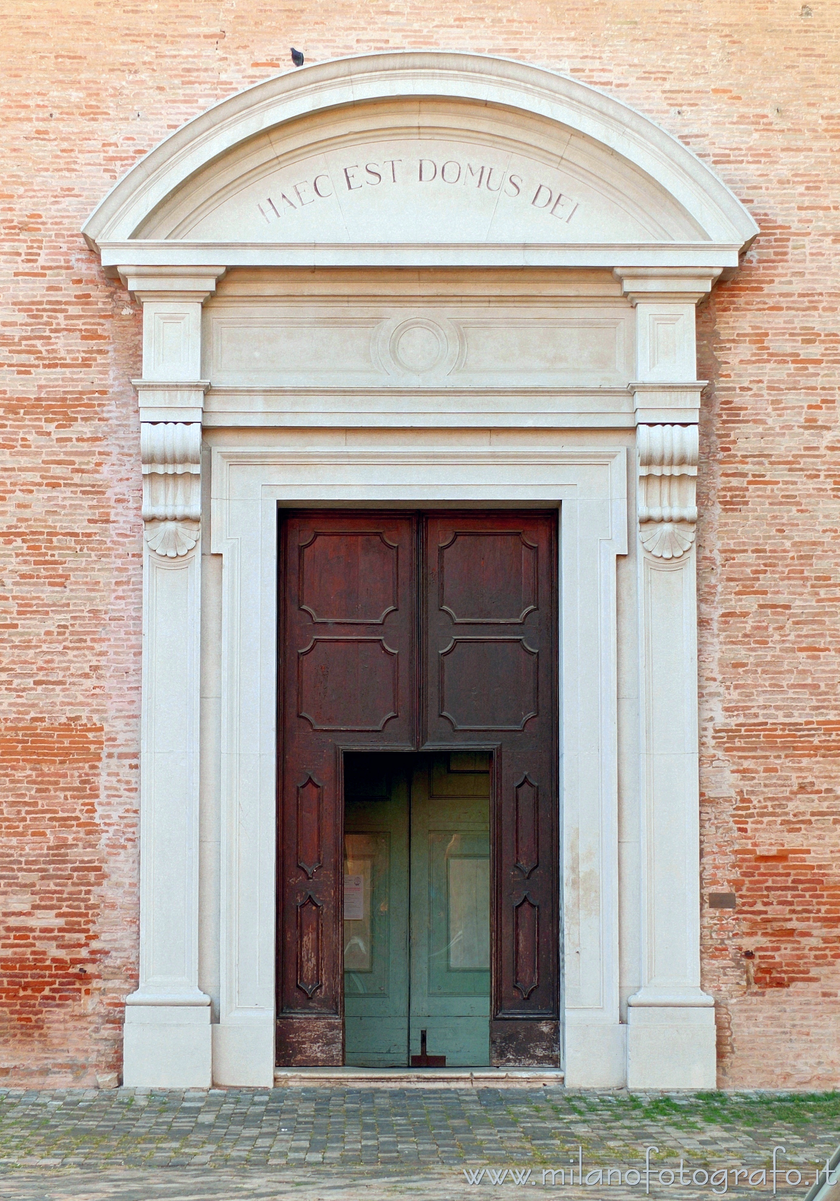 Santarcangelo di Romagna (Rimini, Italy): Entrance door of the Church of the Blessed Virgin of the Rosary - Santarcangelo di Romagna (Rimini, Italy)