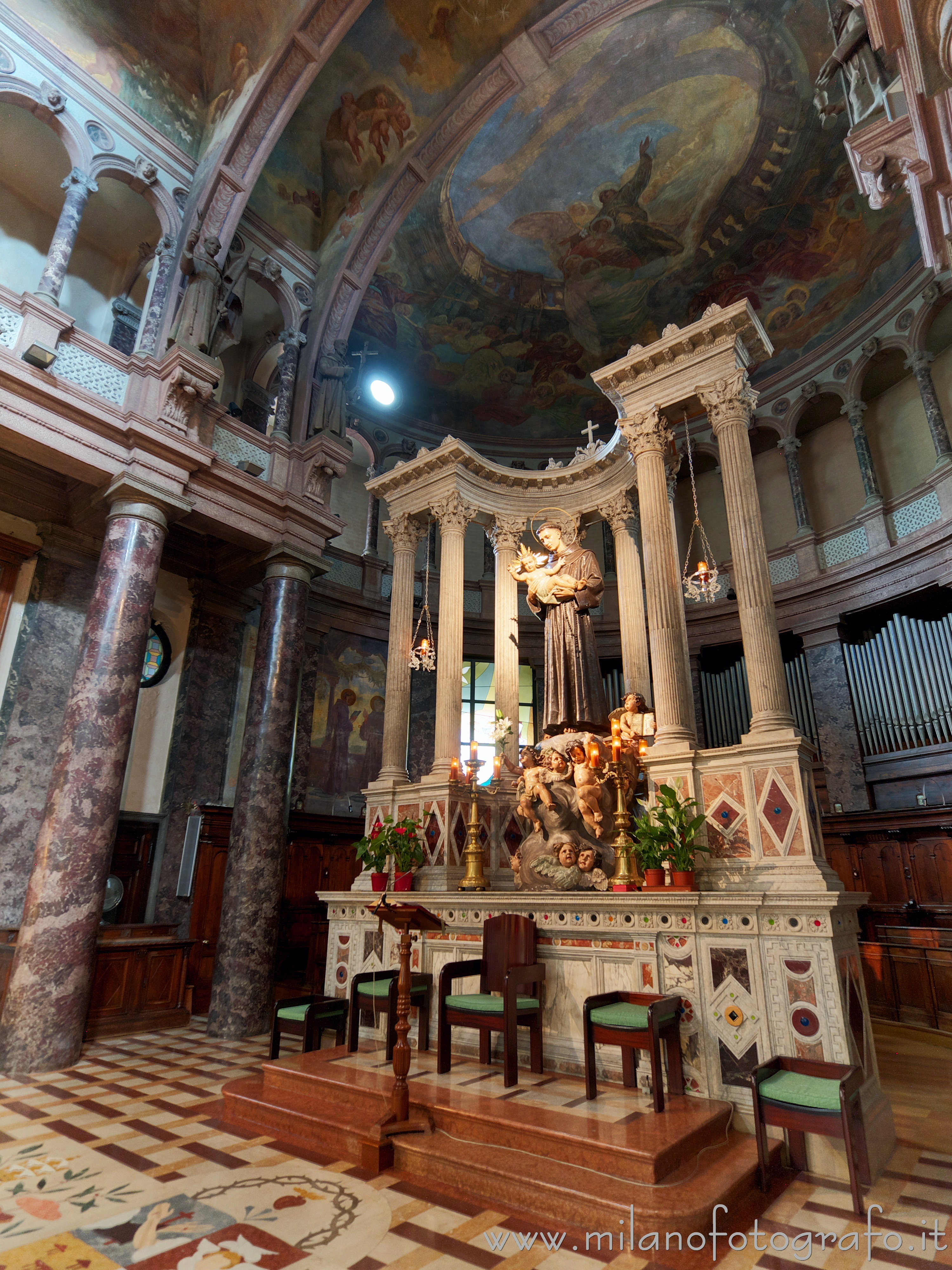 Milan (Italy): Altar and apse of the Sanctuary of Sant'Antonio da Padova - Milan (Italy)