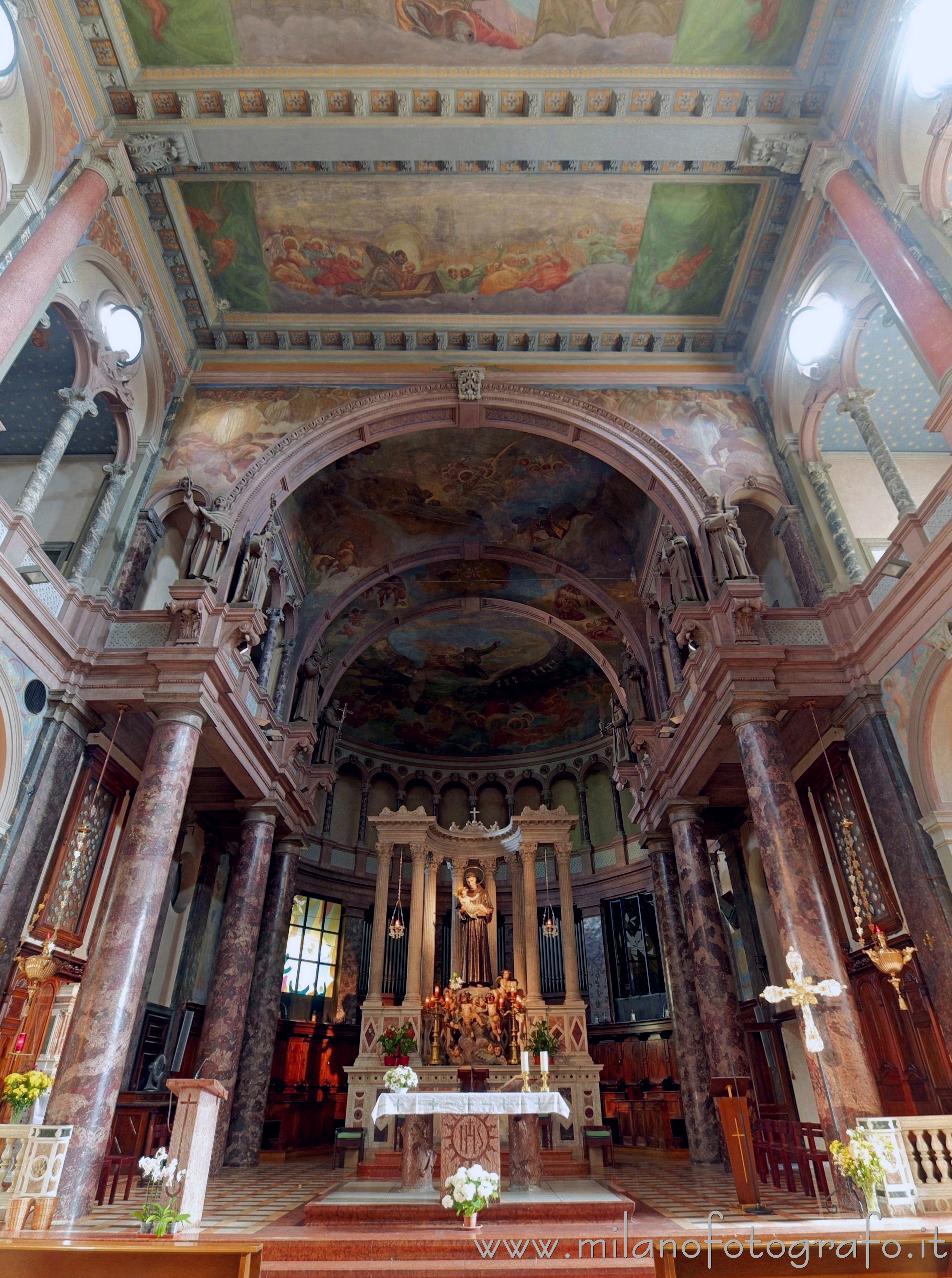Milan (Italy): Rear part of the interior of the Sanctuary of Sant'Antonio da Padova - Milan (Italy)