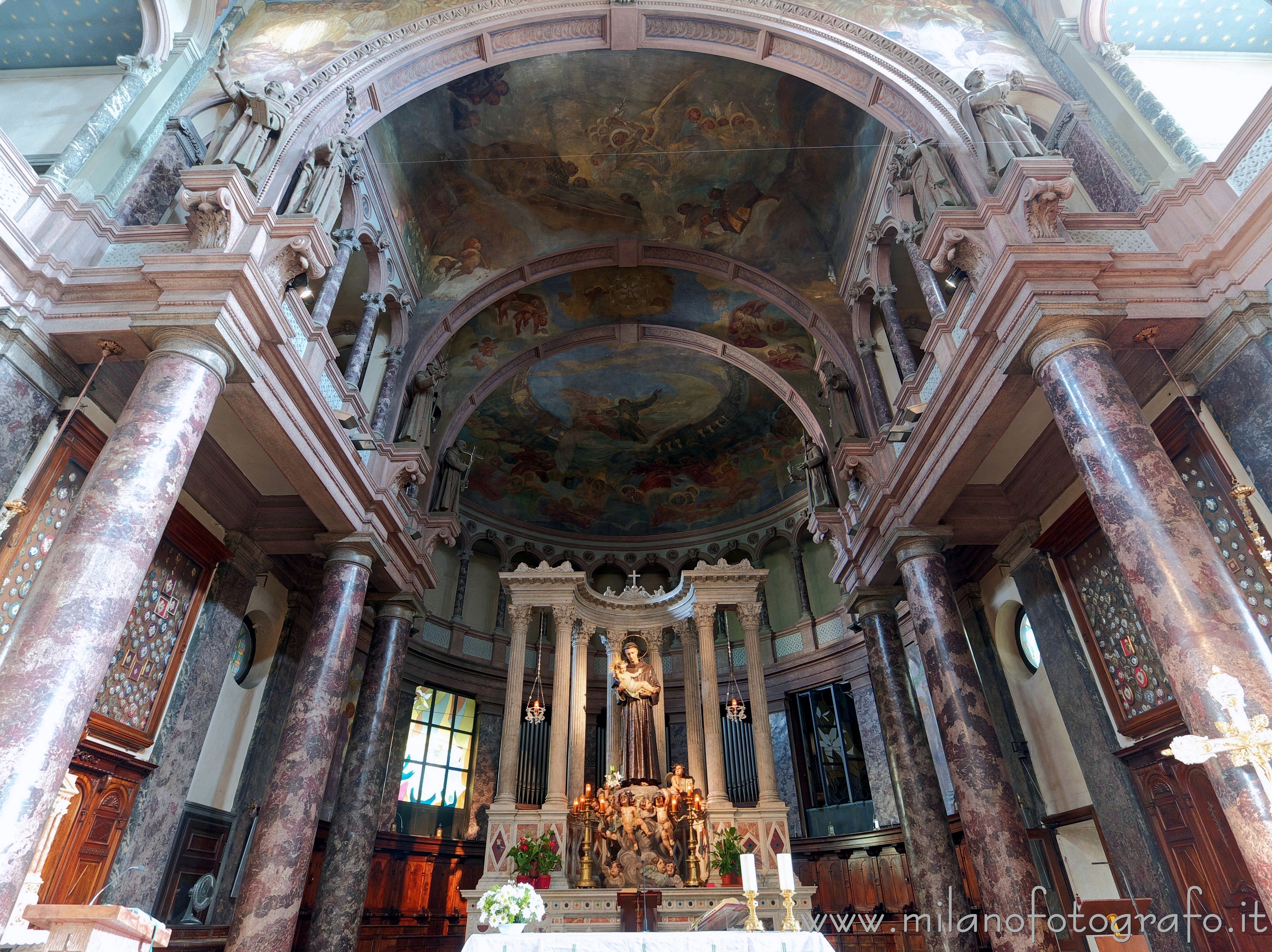 Milan (Italy): Presbytery and apse of the Sanctuary of Sant'Antonio da Padova - Milan (Italy)
