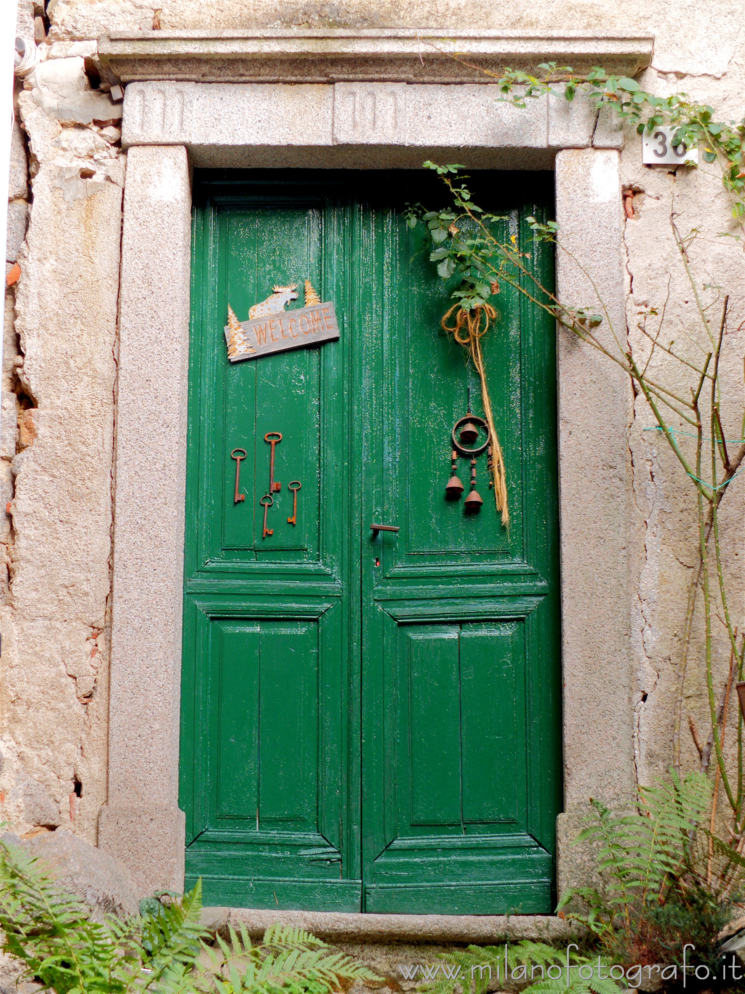 Campiglia Cervo (Biella): Porta di ingresso di una vecchia casa della frazione Sassaia - Campiglia Cervo (Biella)