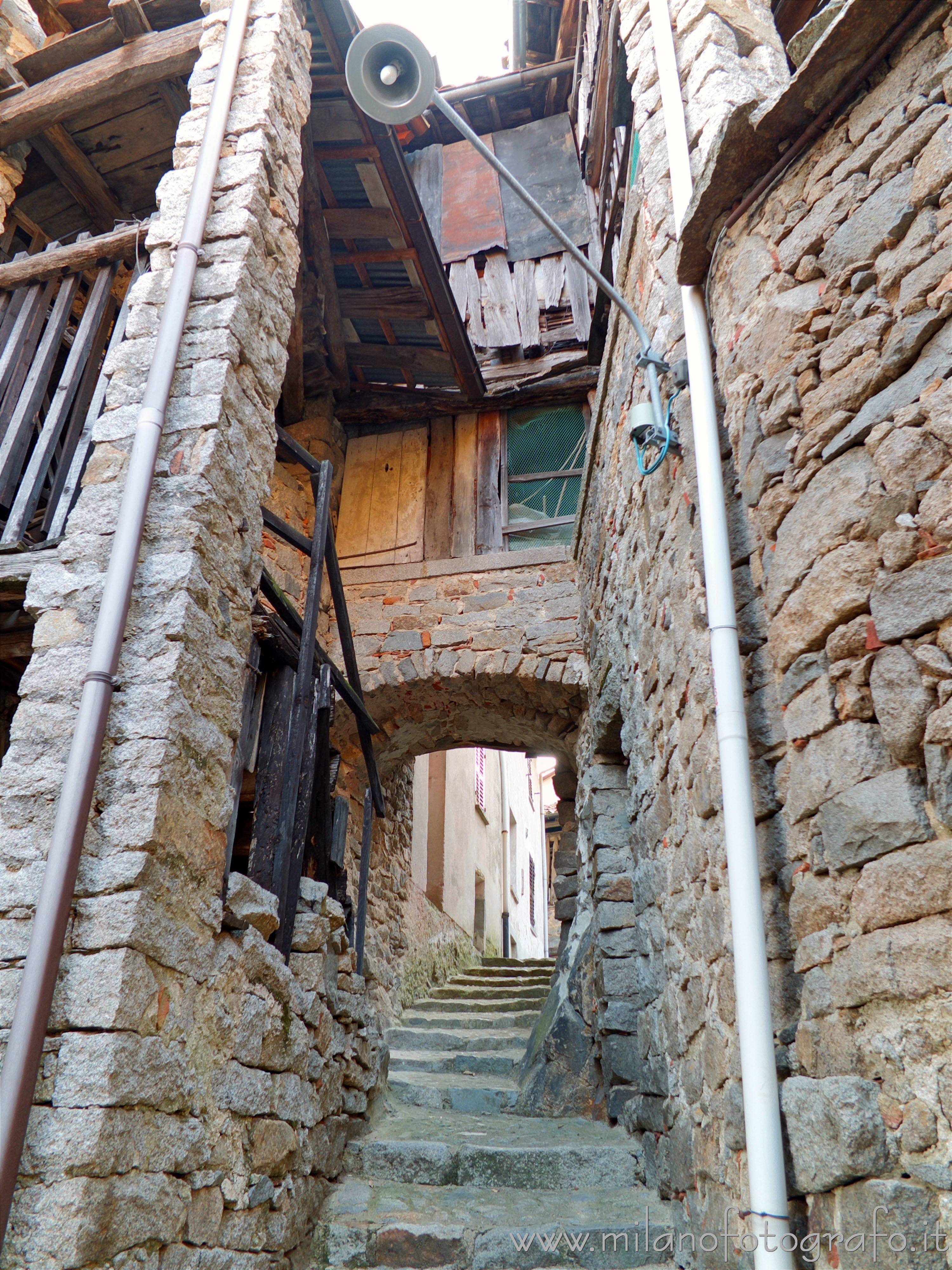 Campiglia Cervo (Biella): Voltone fra le vecchie case della frazione Sassaia - Campiglia Cervo (Biella)
