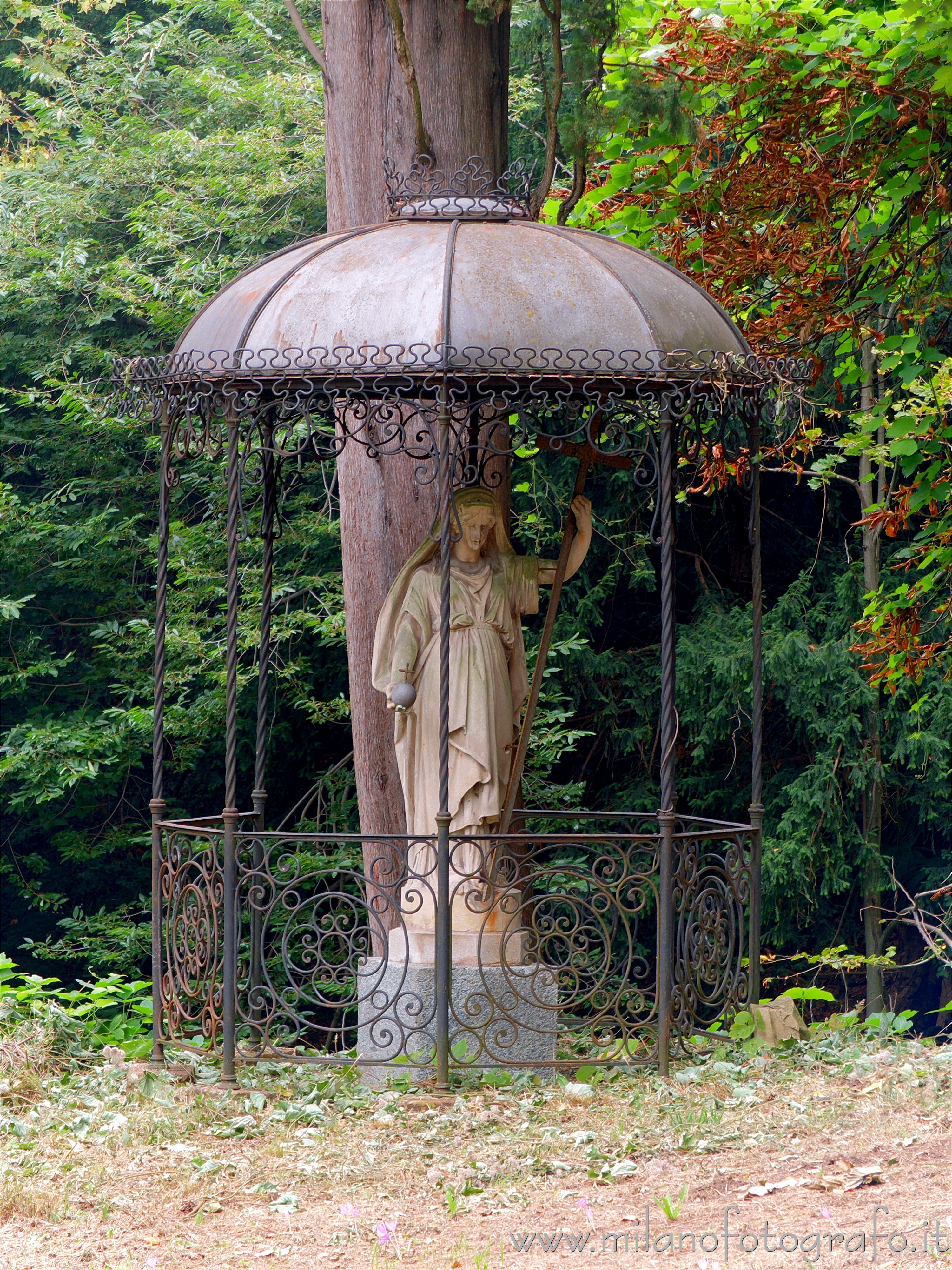 Sirtori (Lecco, Italy): Aedicule of Sant'Elena in the park of Villa Besana - Sirtori (Lecco, Italy)